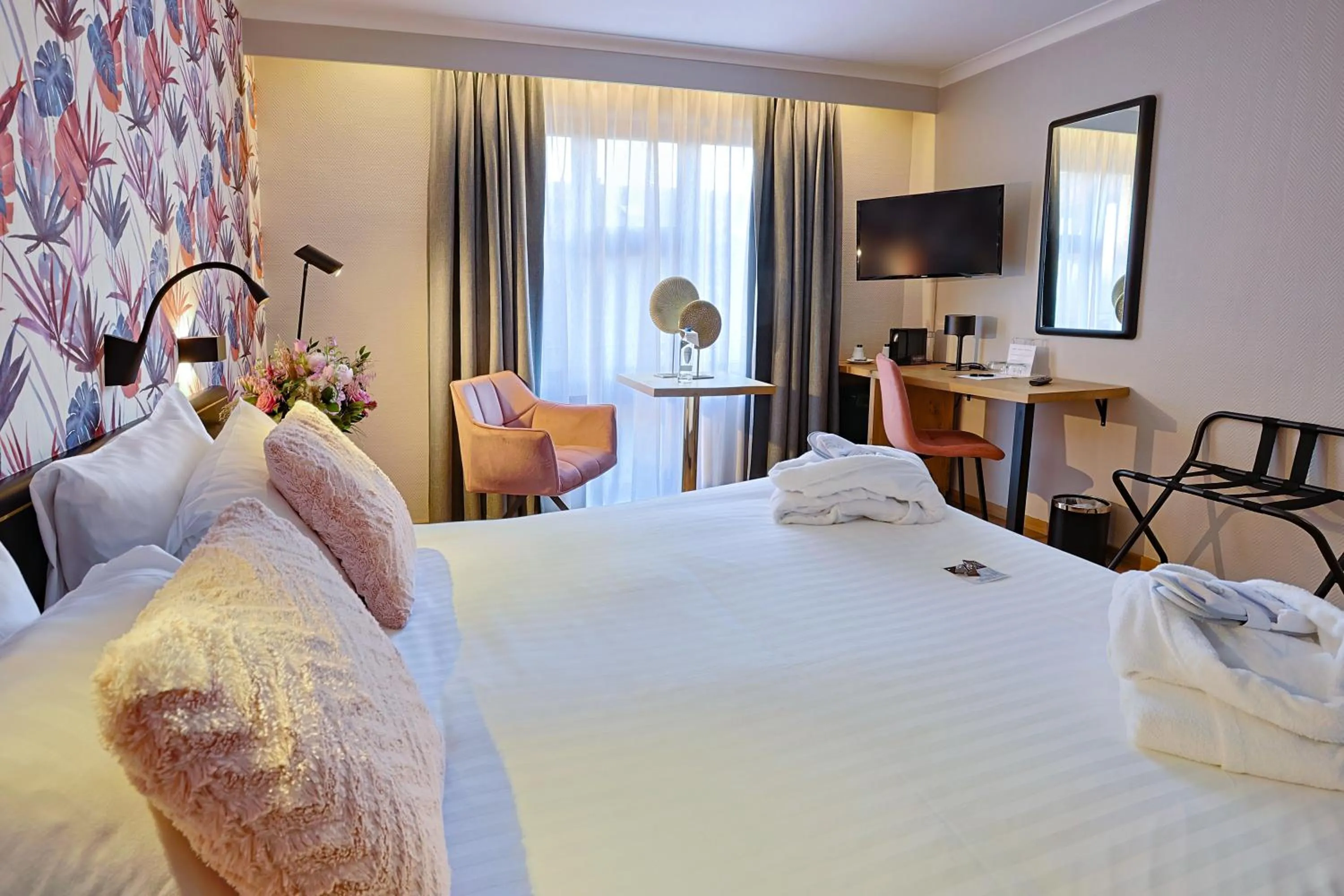 Photo of the whole room, Bed in Hotel Quartier Latin