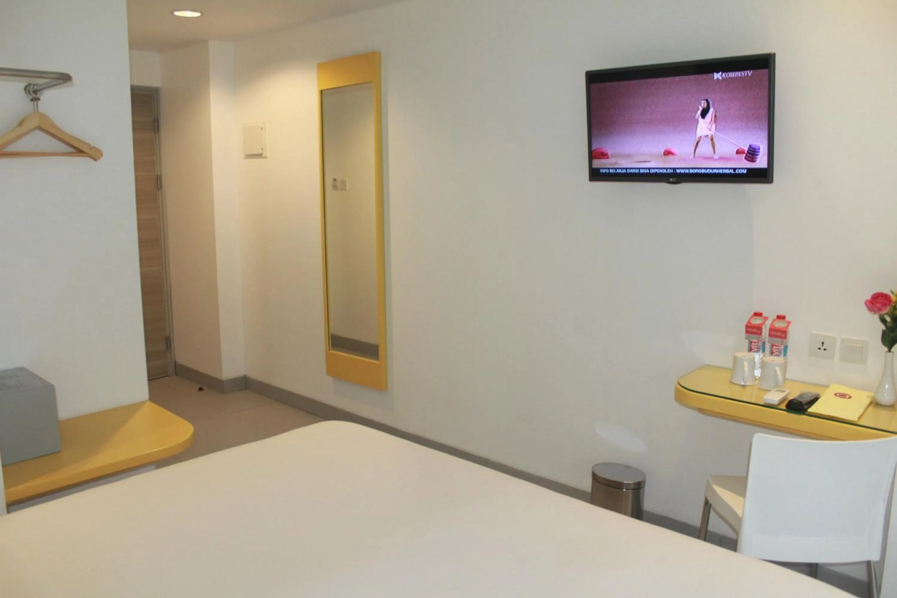 Bedroom, Bed in Amaris Hotel Margorejo Surabaya