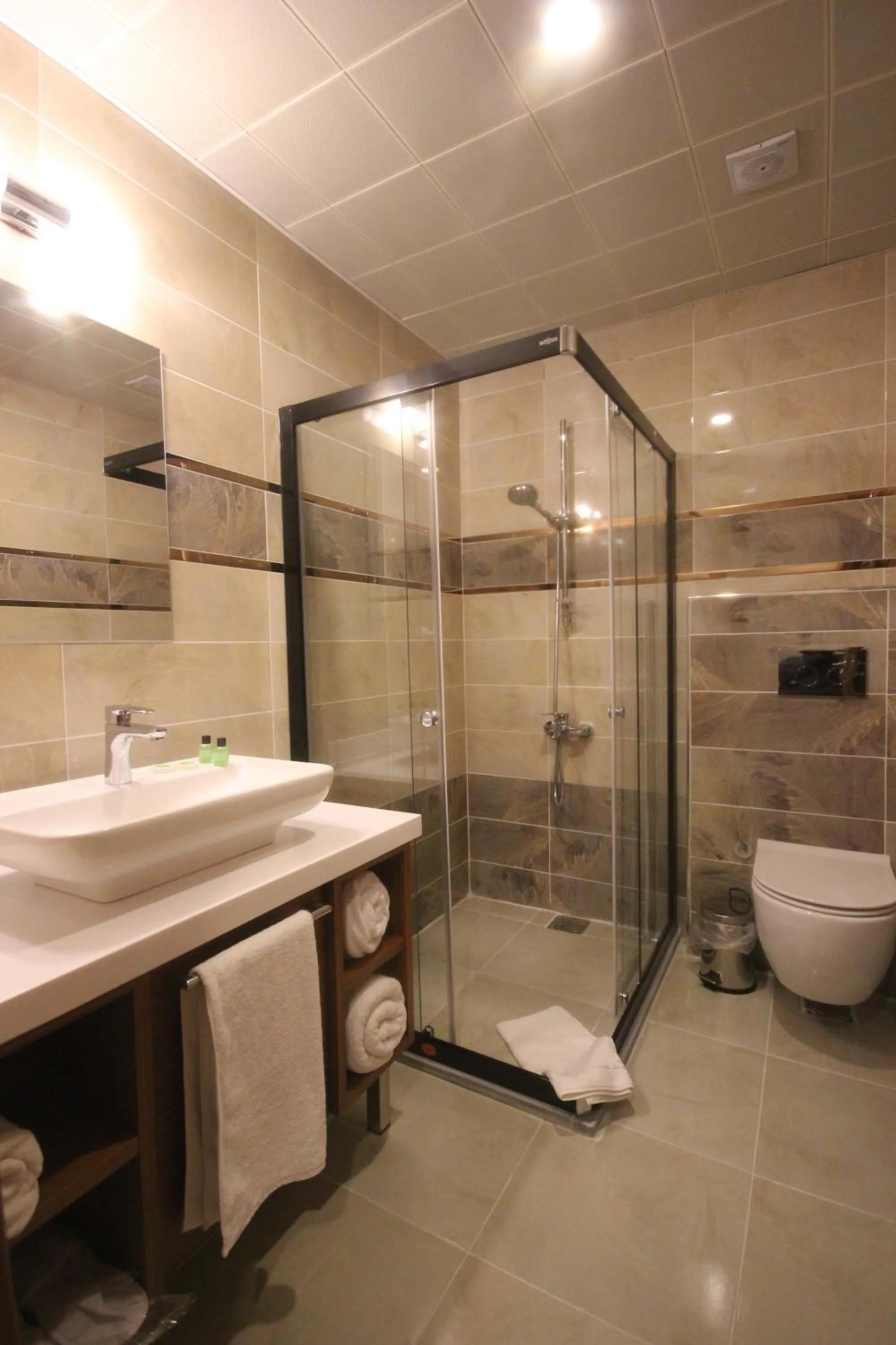 Shower in Garden Zara Hotel