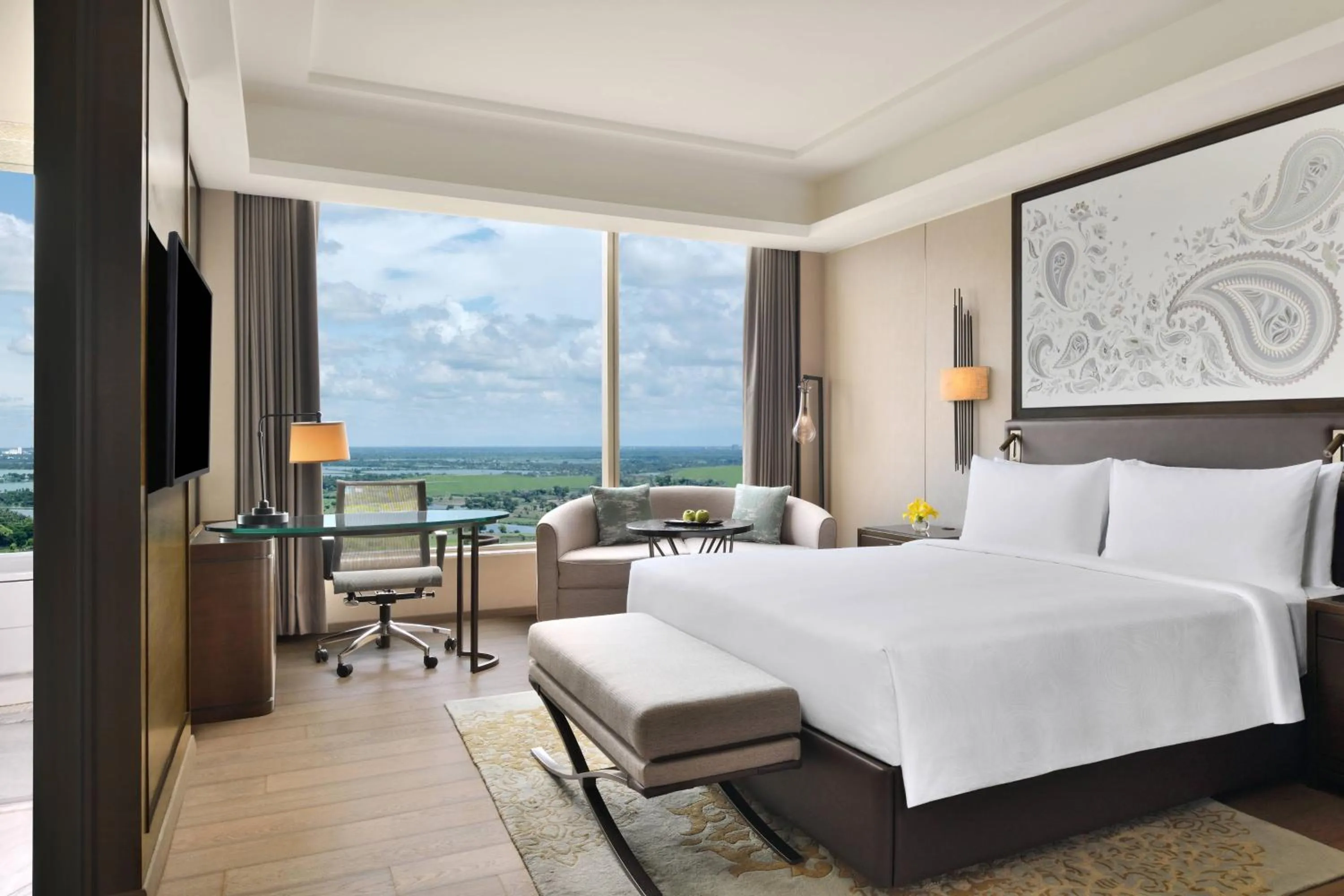 Photo of the whole room, Bed in JW Marriott Hotel Kolkata