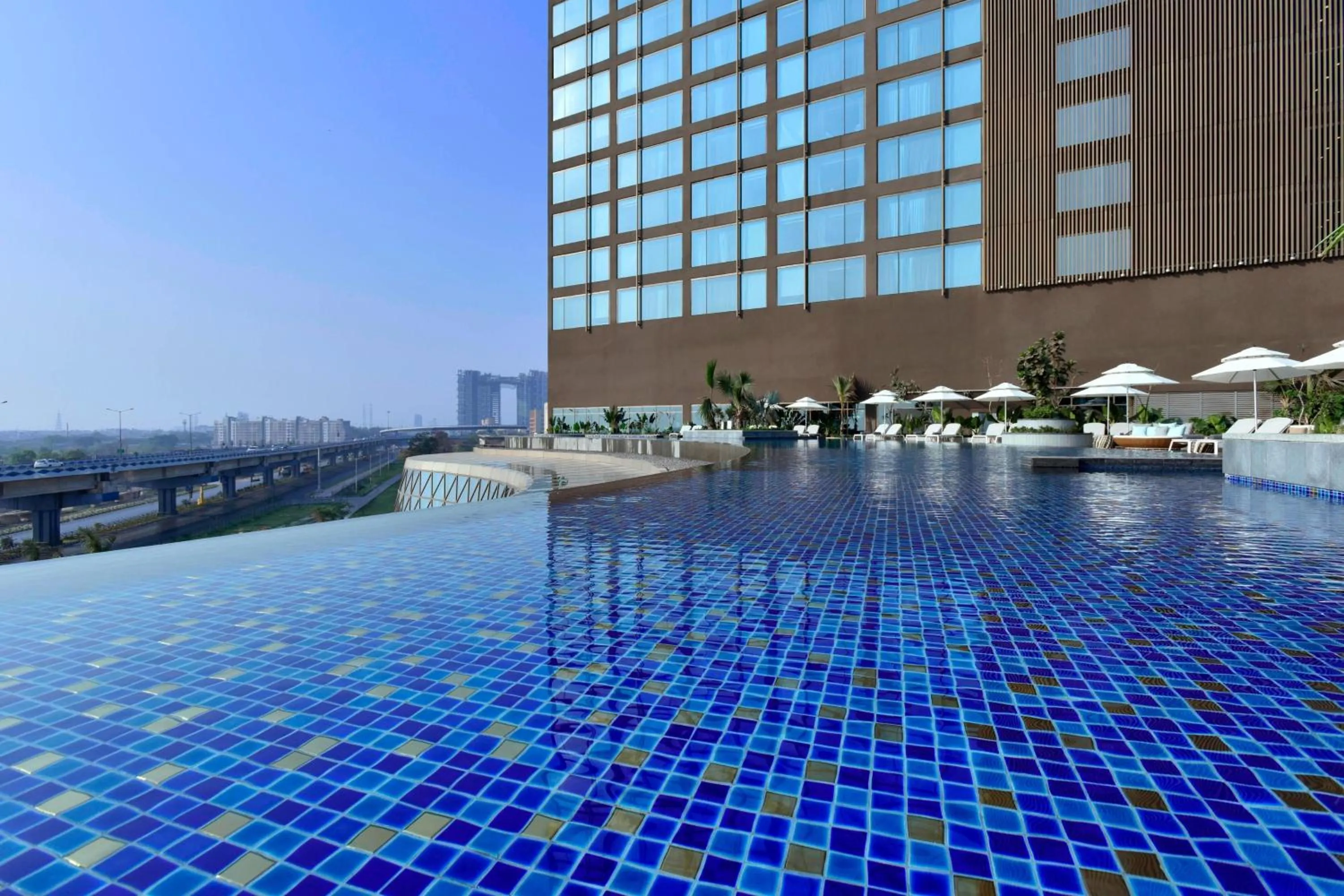 Swimming pool in JW Marriott Hotel Kolkata