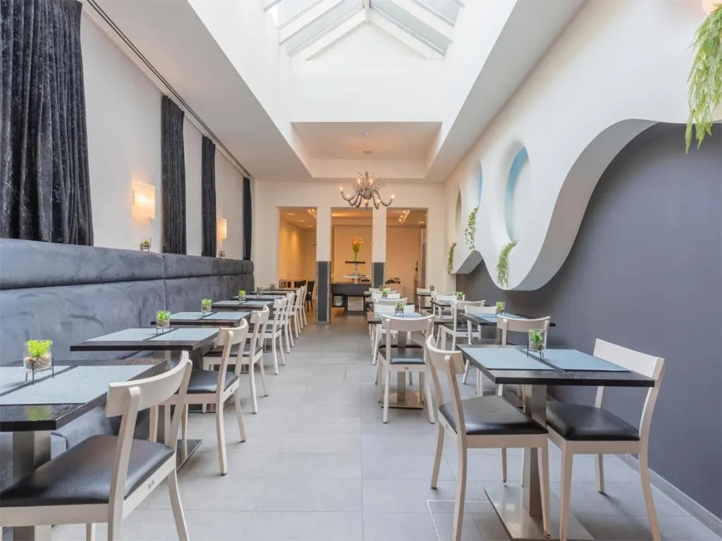 Restaurant/places to eat in Lace Hotel