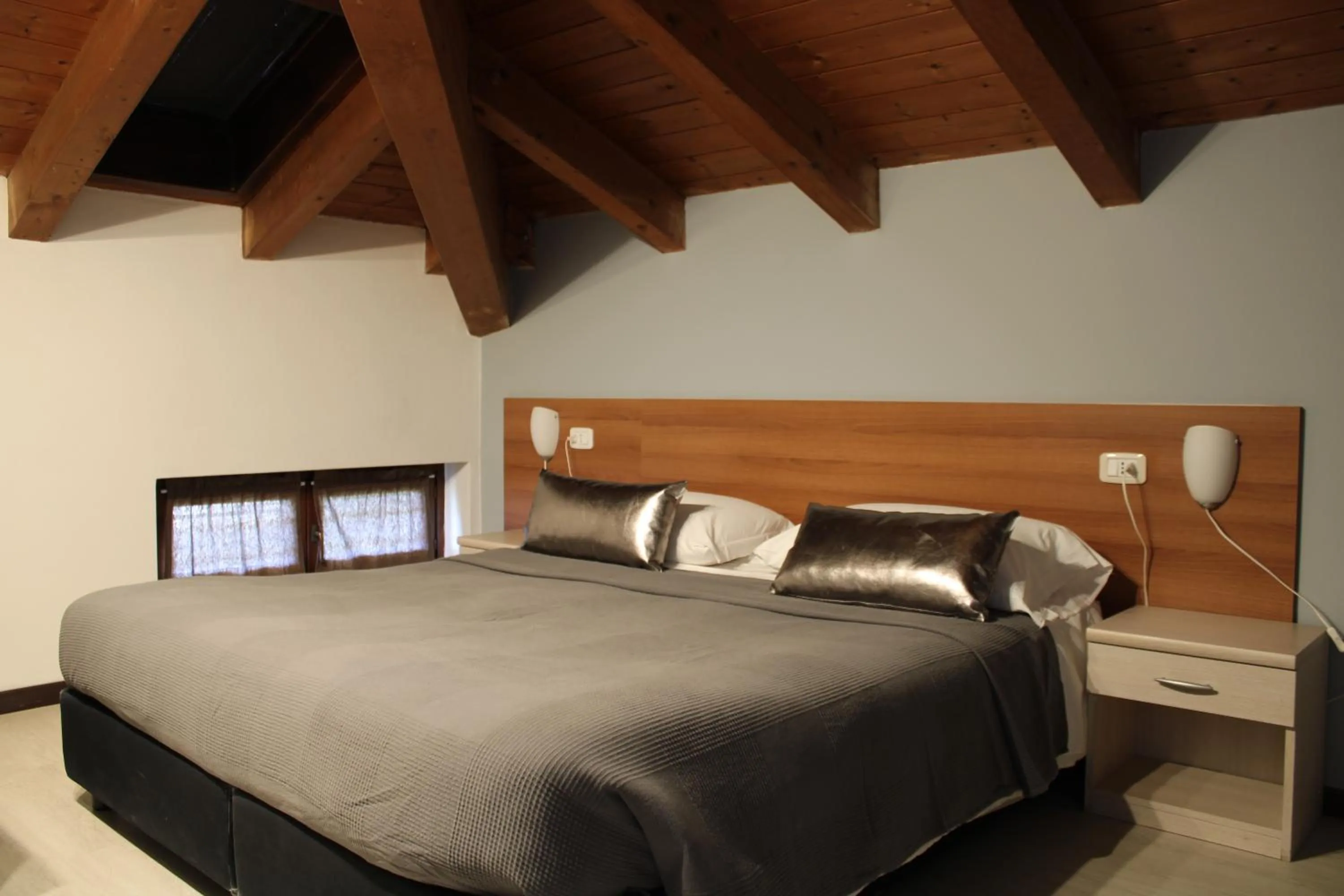 Photo of the whole room, Bed in Residence Royal House