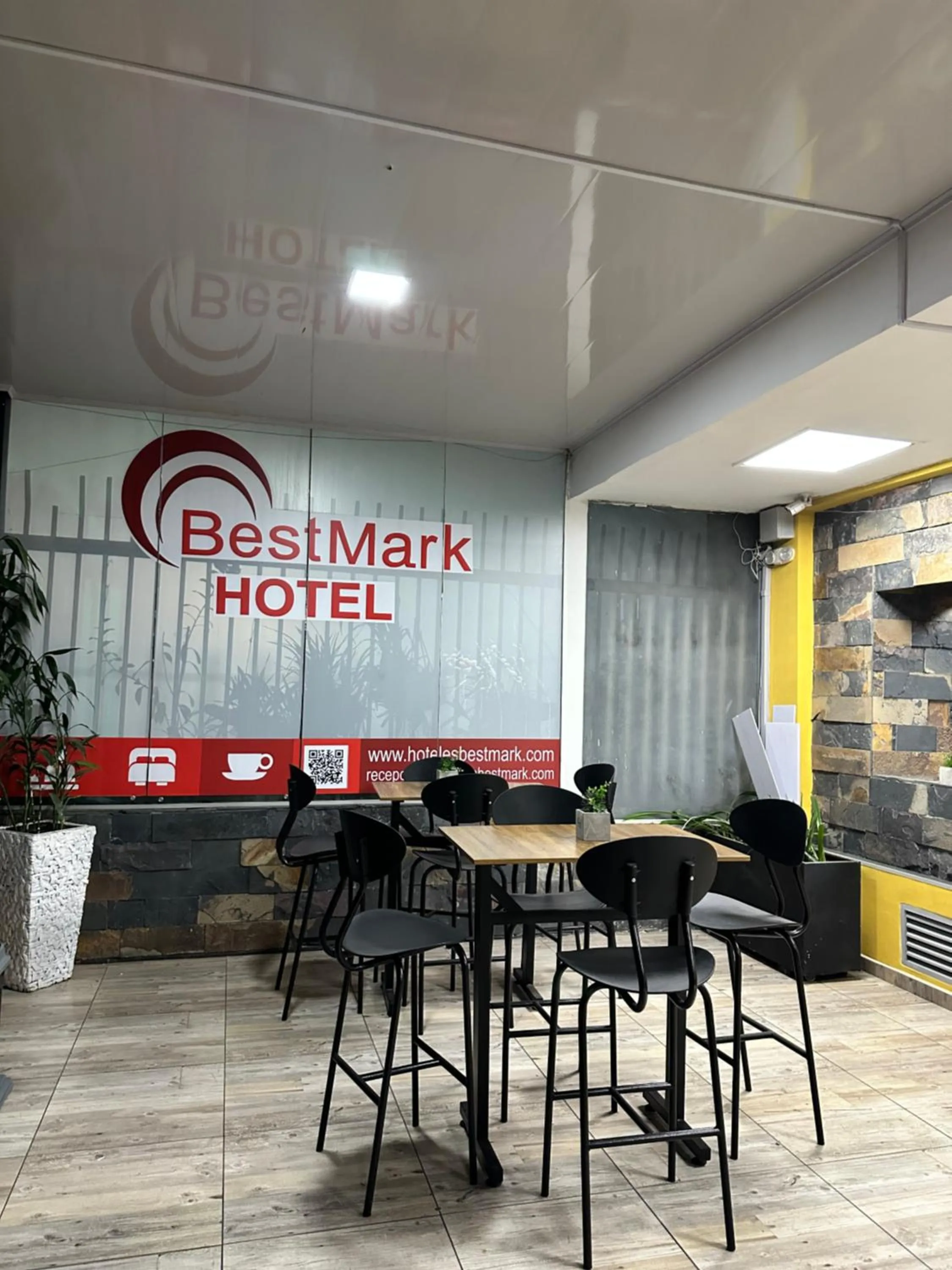 Restaurant/places to eat in Hotel Bestmark Platino