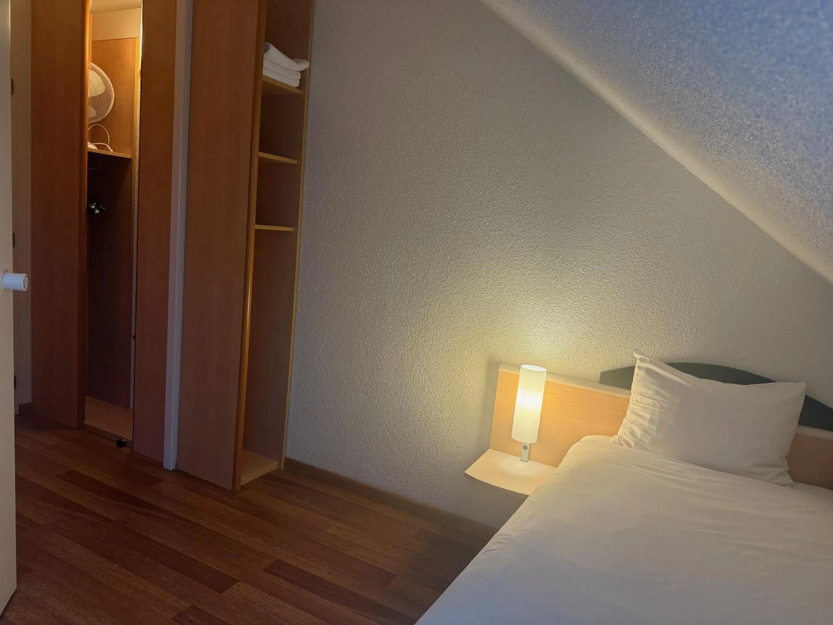 wardrobe, Bed in ibis Brussels Waterloo