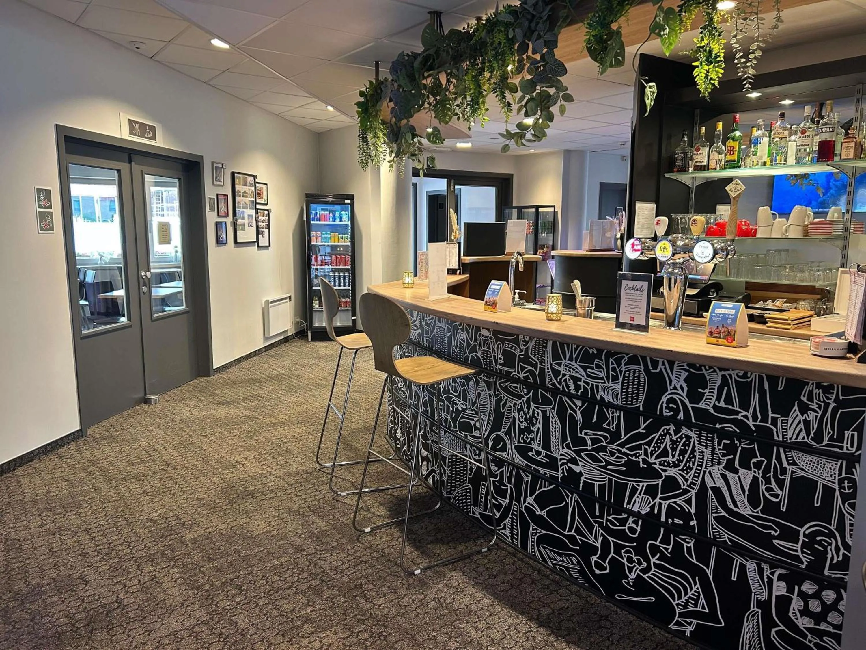 Lounge or bar in ibis Brussels Waterloo