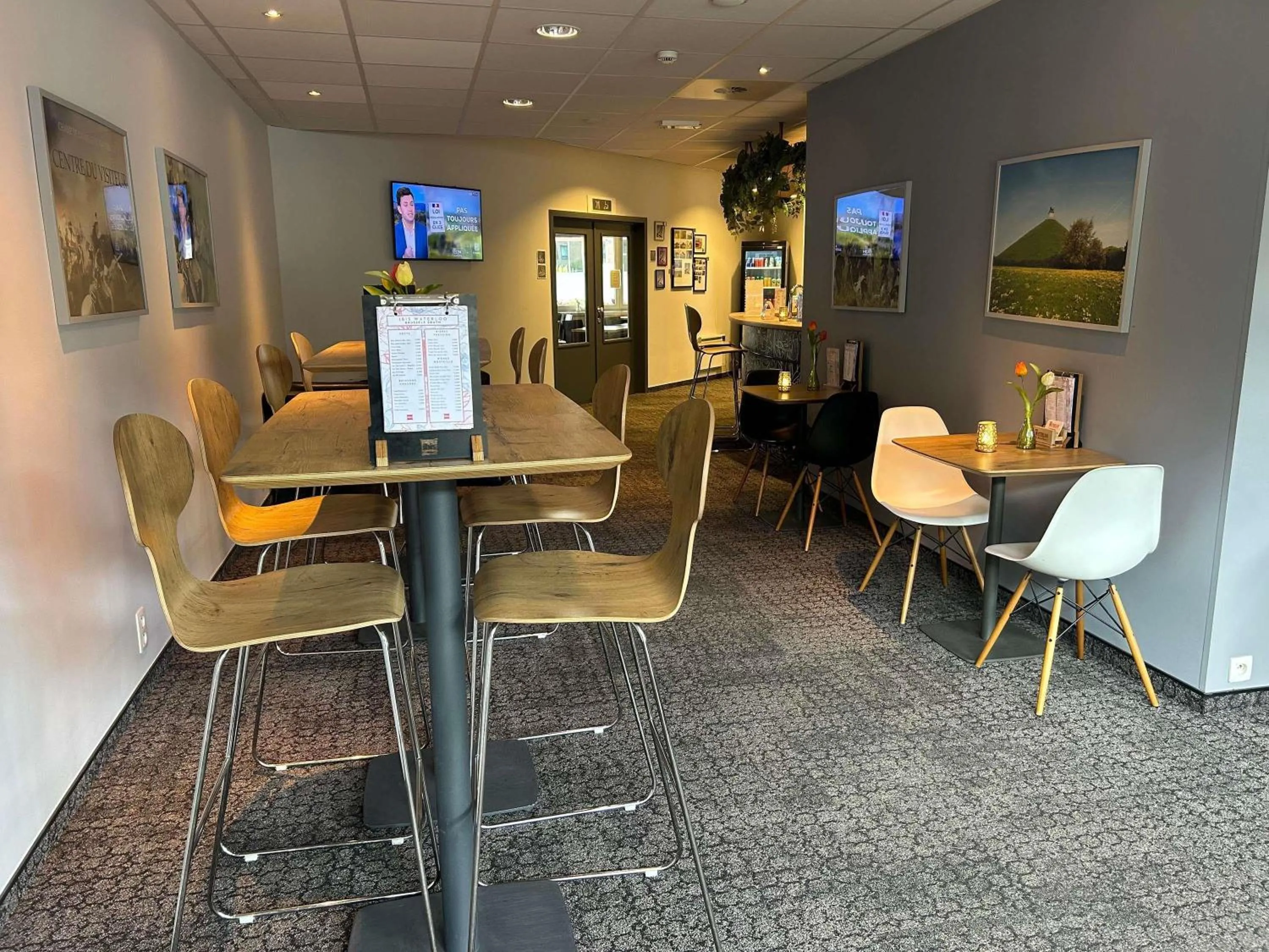 Lounge or bar in ibis Brussels Waterloo