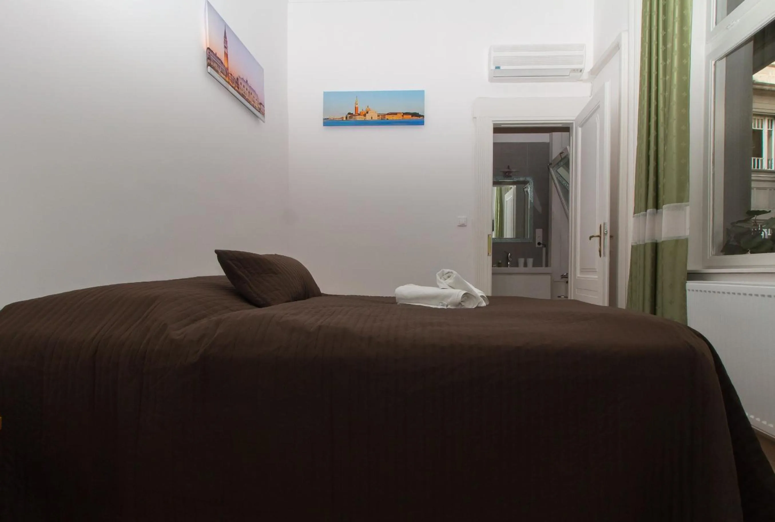 Bed in Butterfly Home Danube