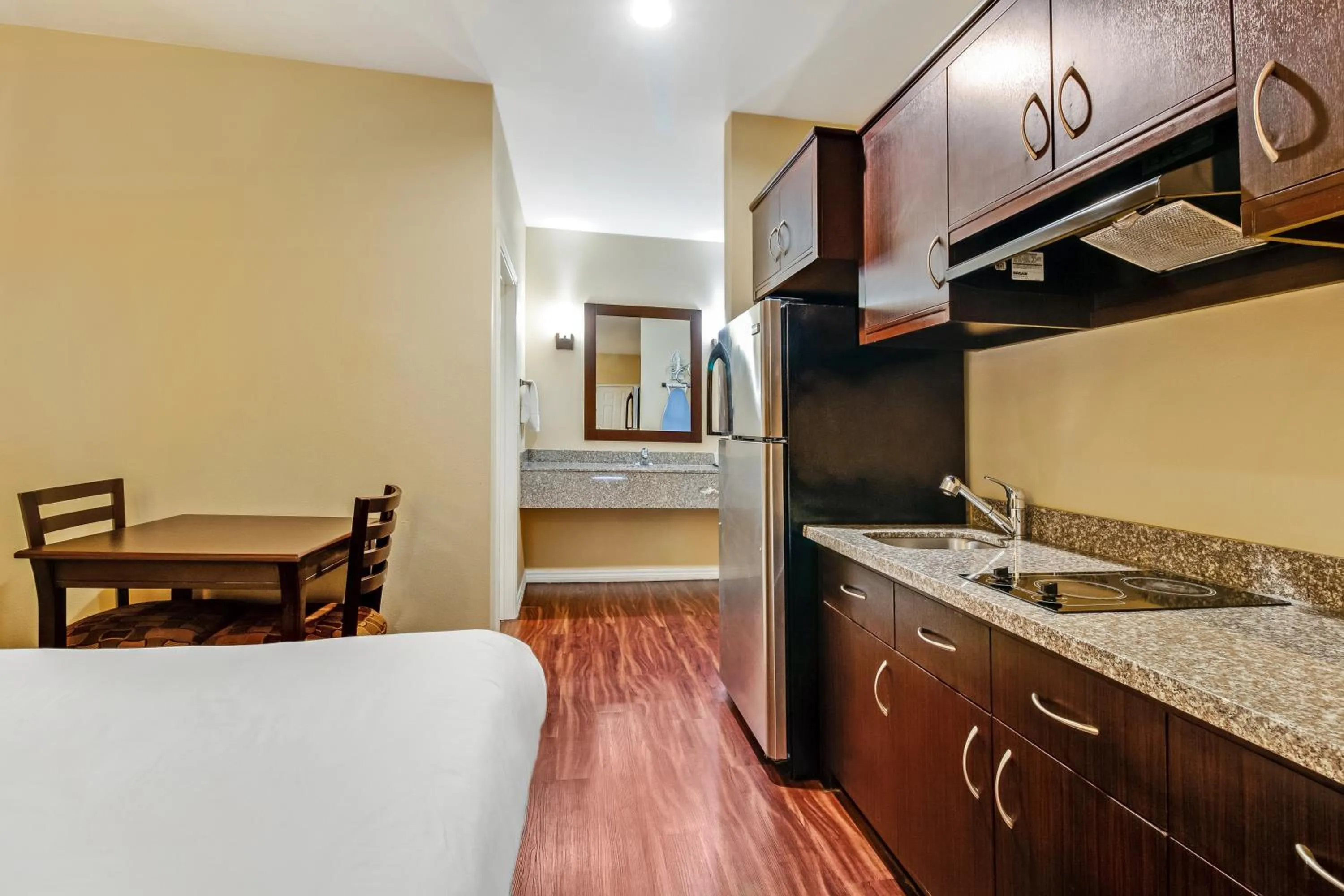 Bed in Americas Best Value Inn - FM 529