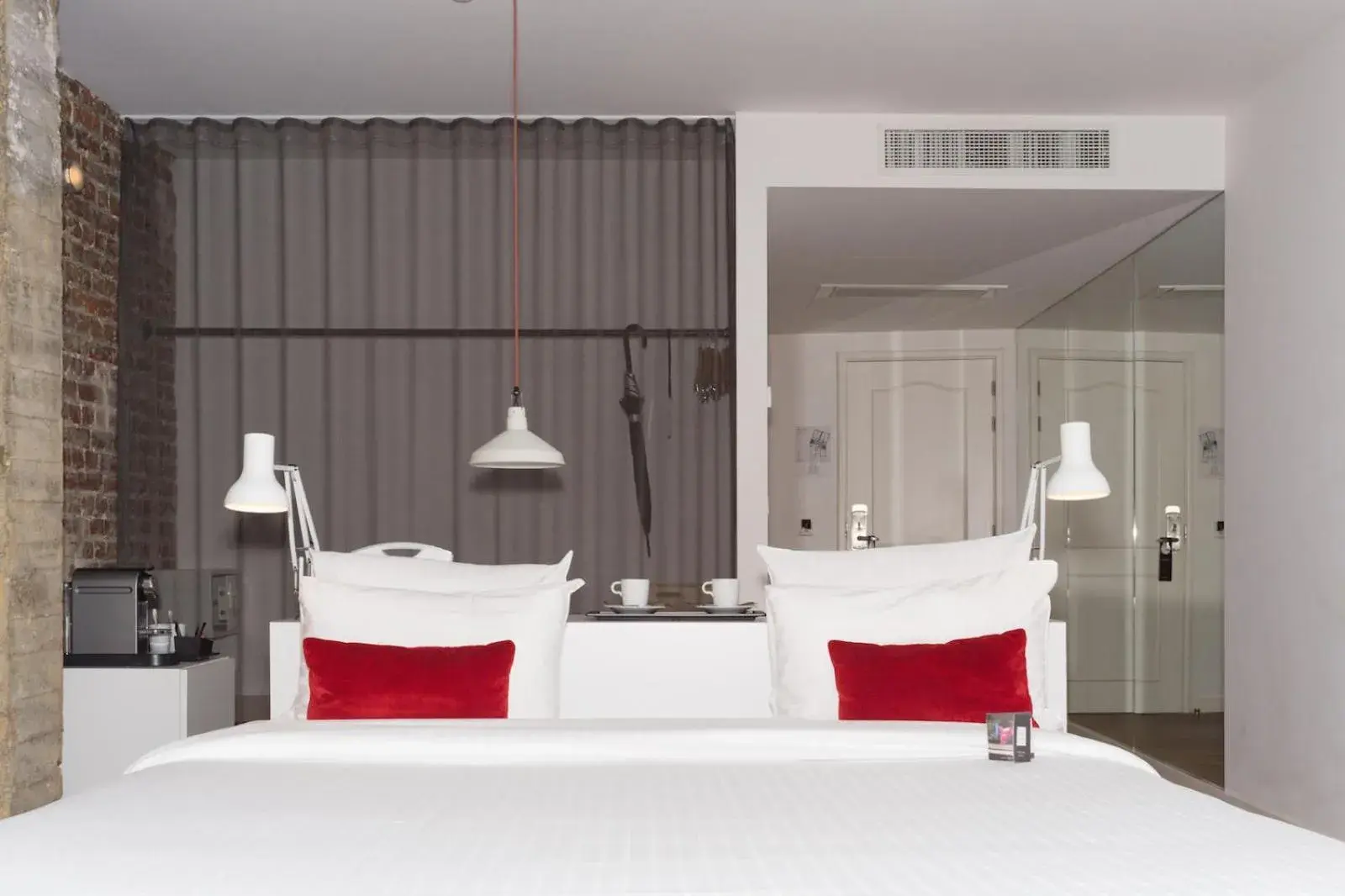 Deluxe Double Room with Bath in 9Hotel Central Deluxe Double Room with Bath in 9Hotel Central