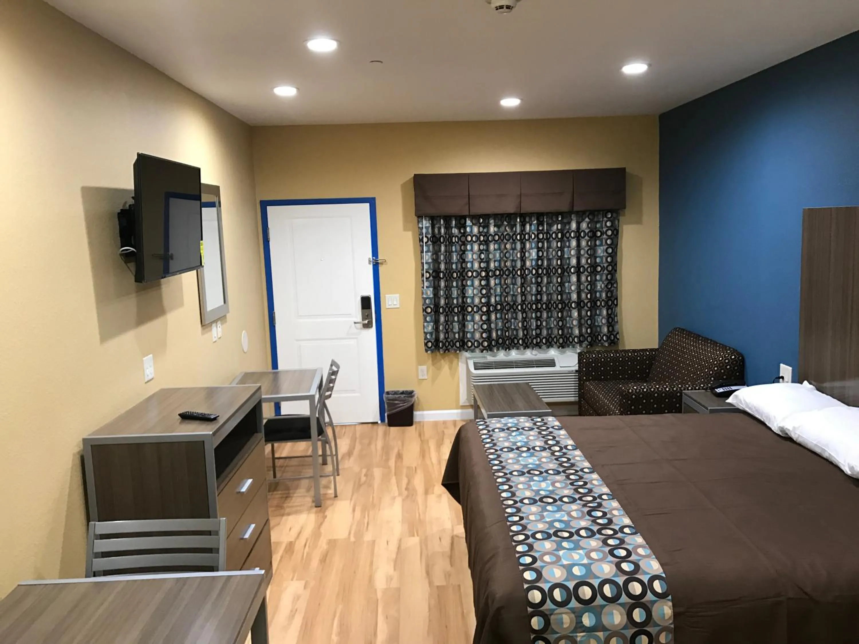 Bed in Deluxe Inn & Suites - Baytown