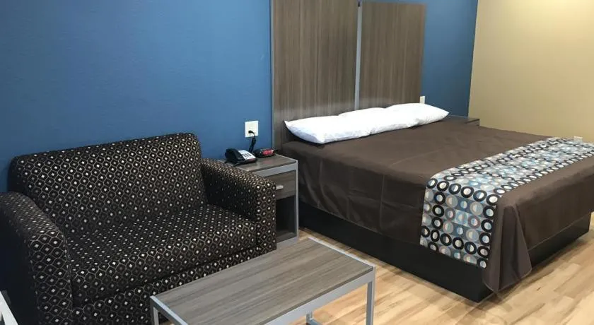 Bed in Deluxe Inn & Suites - Baytown