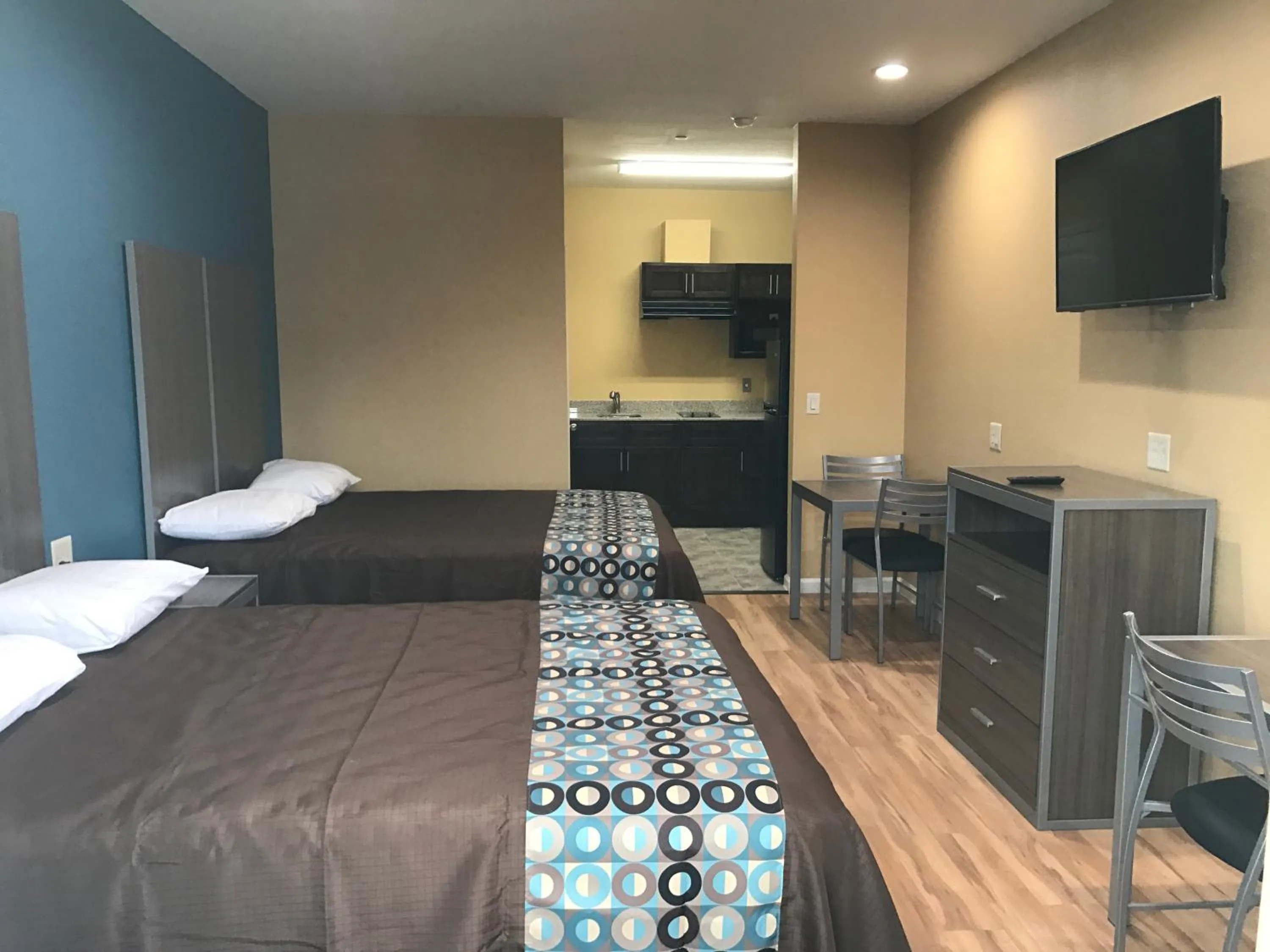 Bed in Deluxe Inn & Suites - Baytown