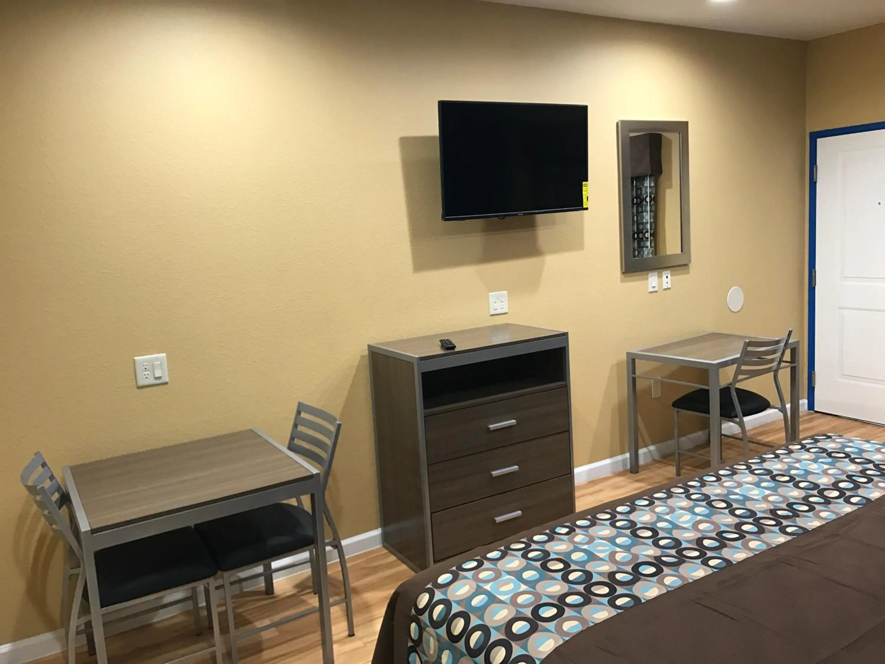 Bed in Deluxe Inn & Suites - Baytown