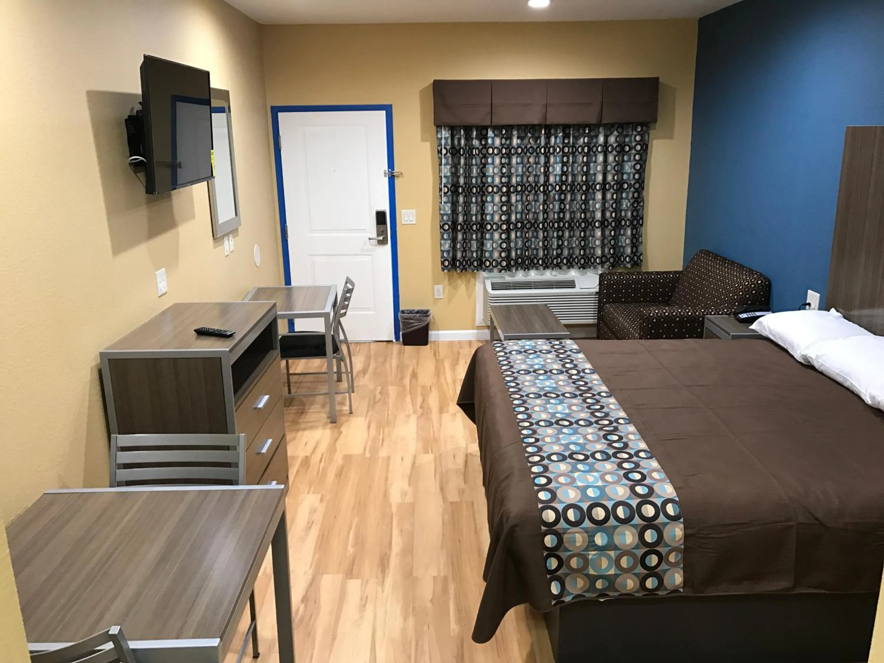 Bed in Deluxe Inn & Suites - Baytown