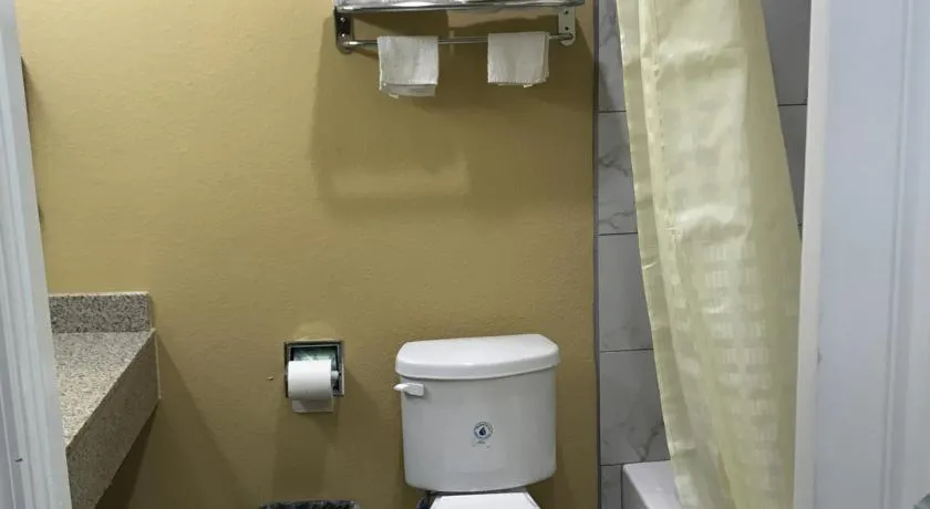 Deluxe Inn & Suites - Baytown