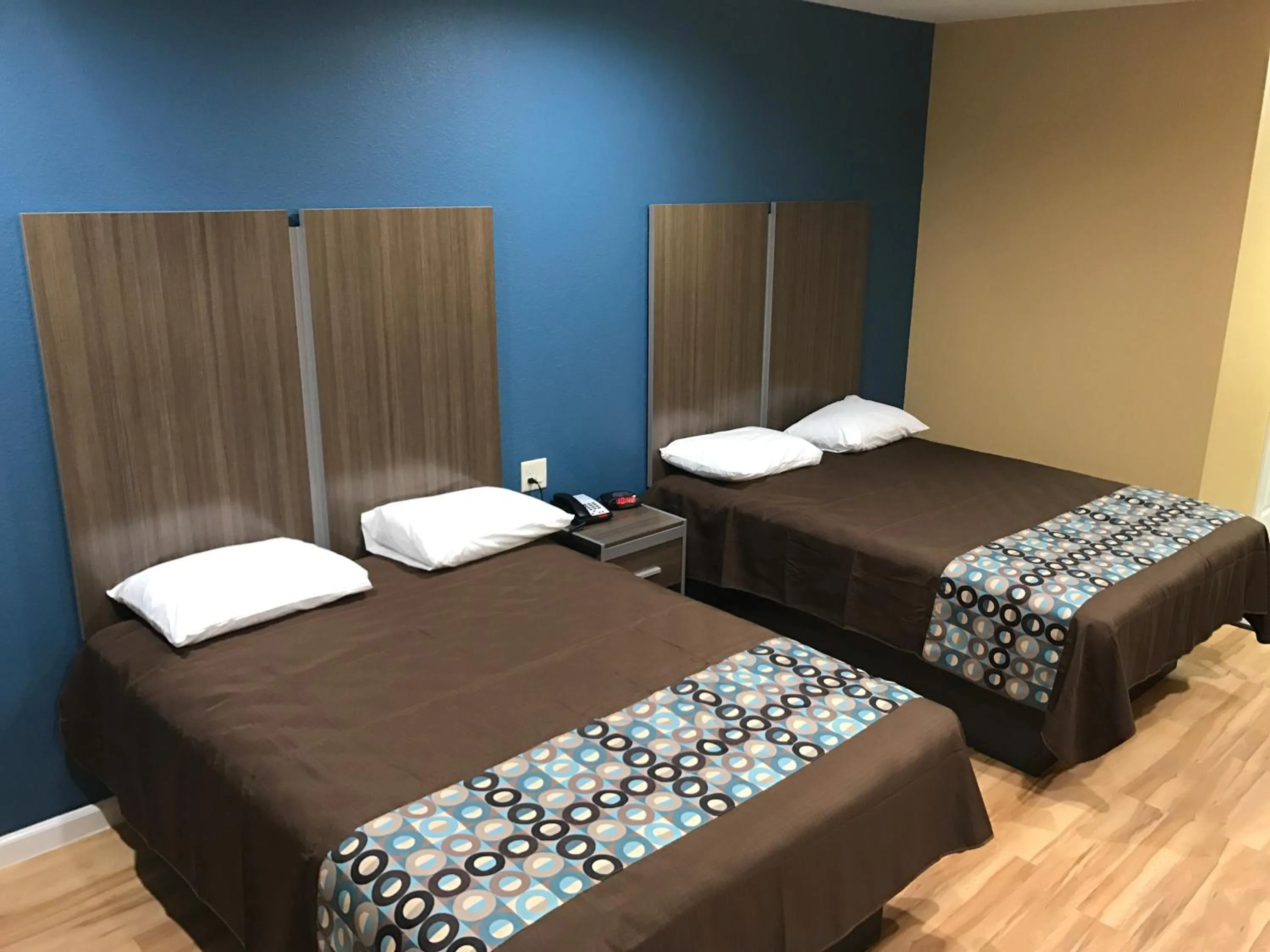 Bed in Deluxe Inn & Suites - Baytown