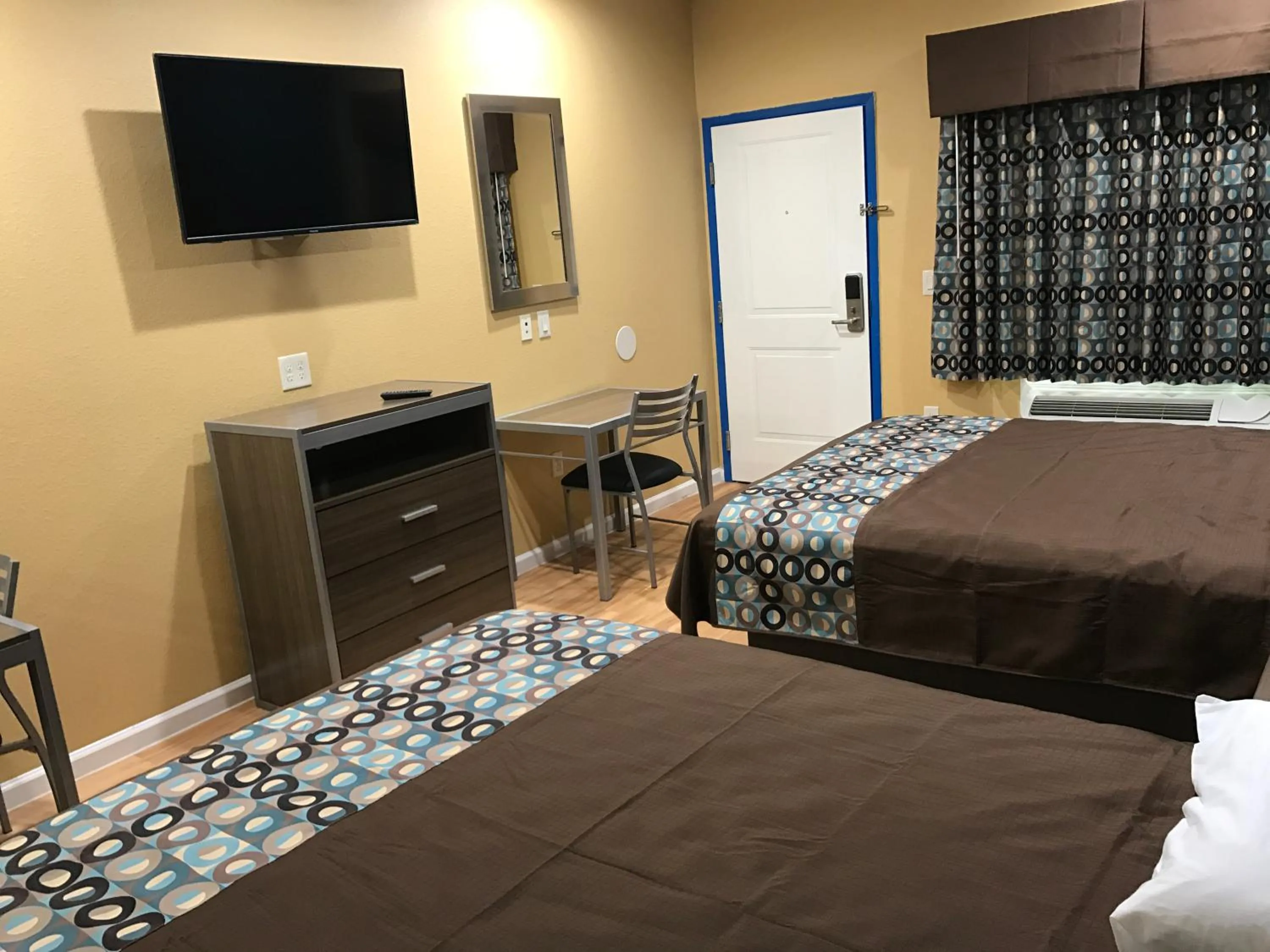 Bed in Deluxe Inn & Suites - Baytown