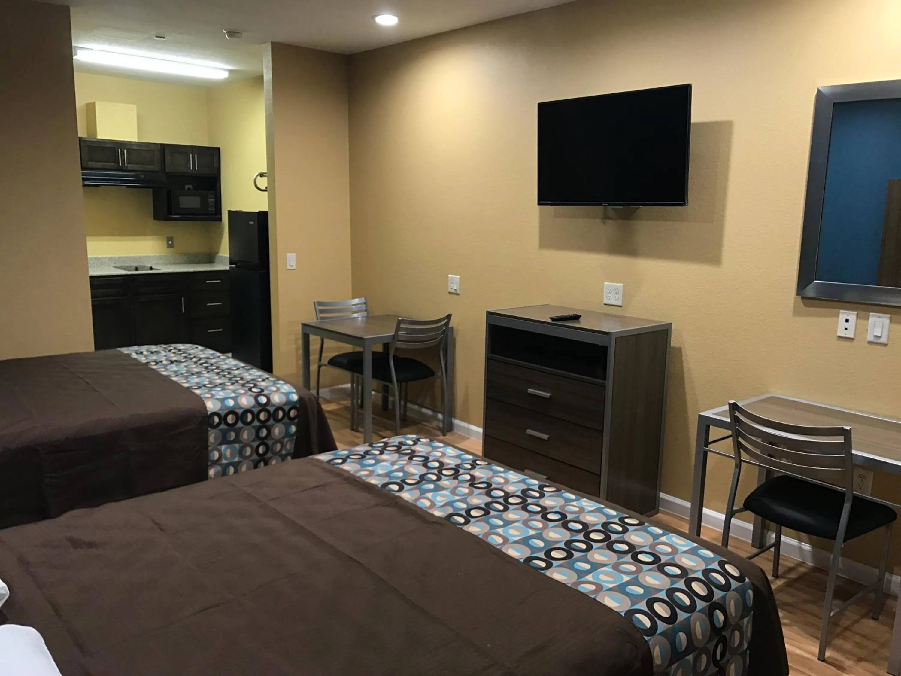 Bed in Deluxe Inn & Suites - Baytown
