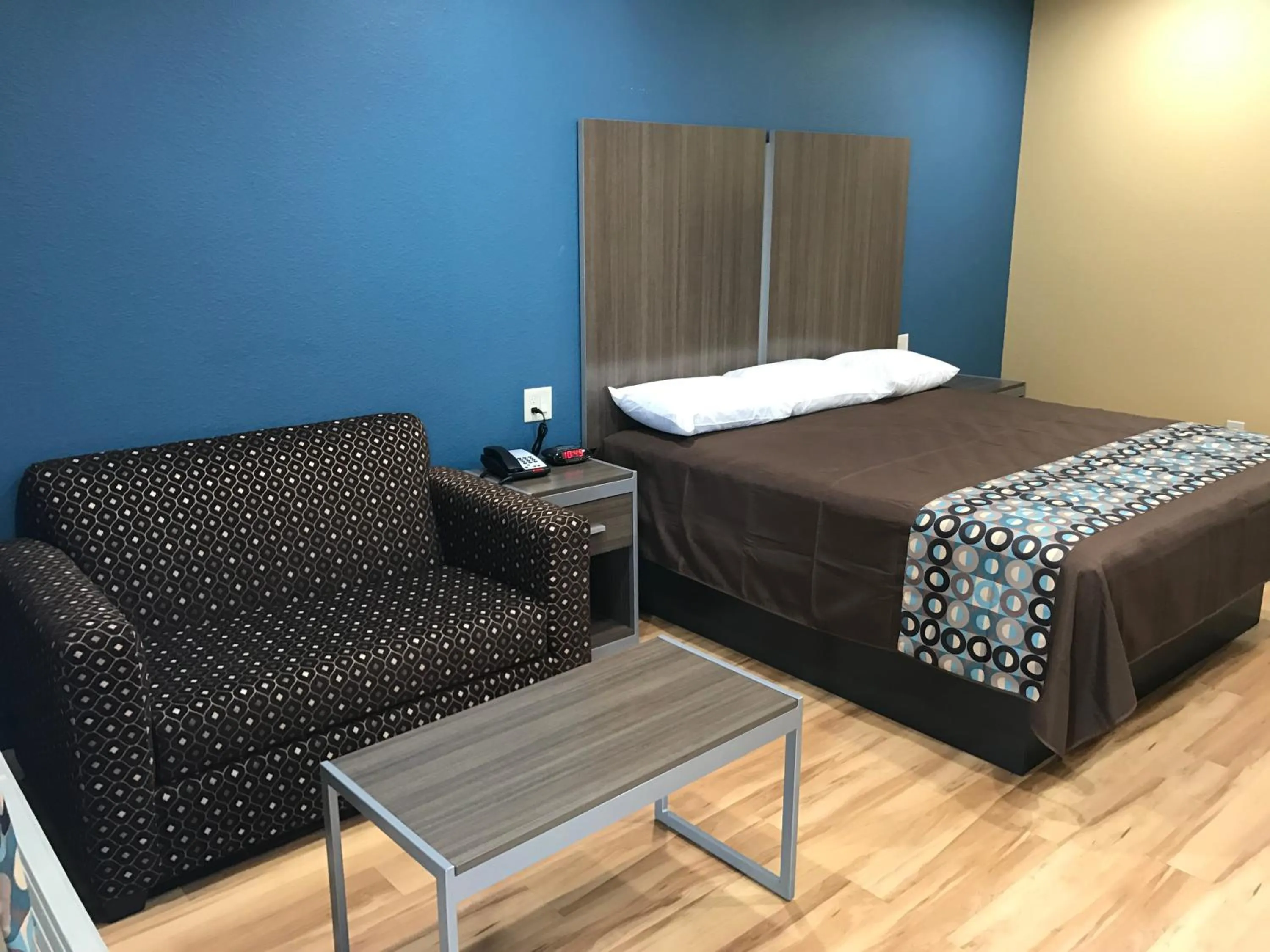 Bed in Deluxe Inn & Suites - Baytown