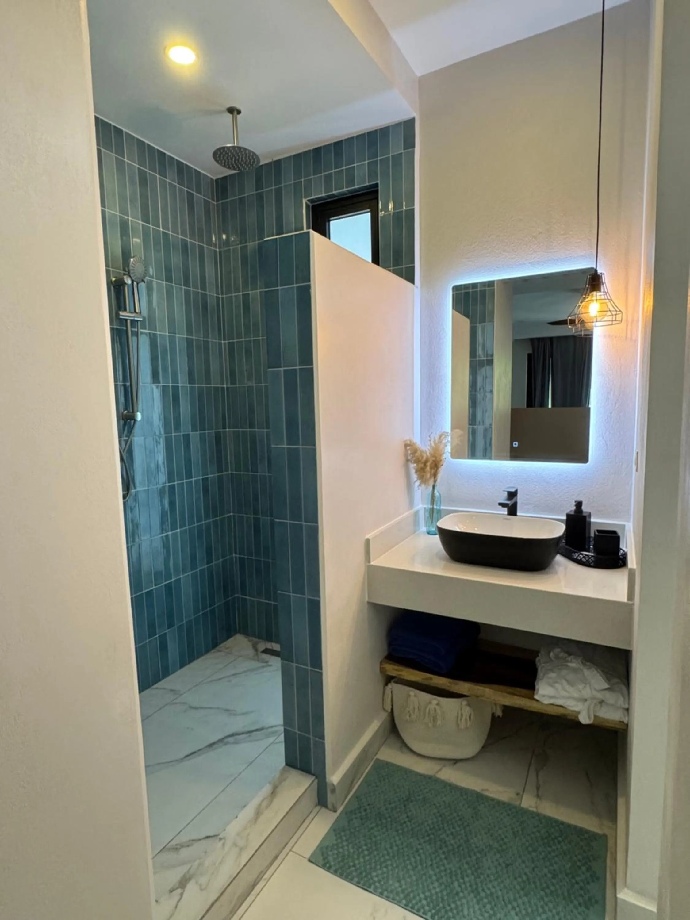 Shower in Tamarindo Sunshine