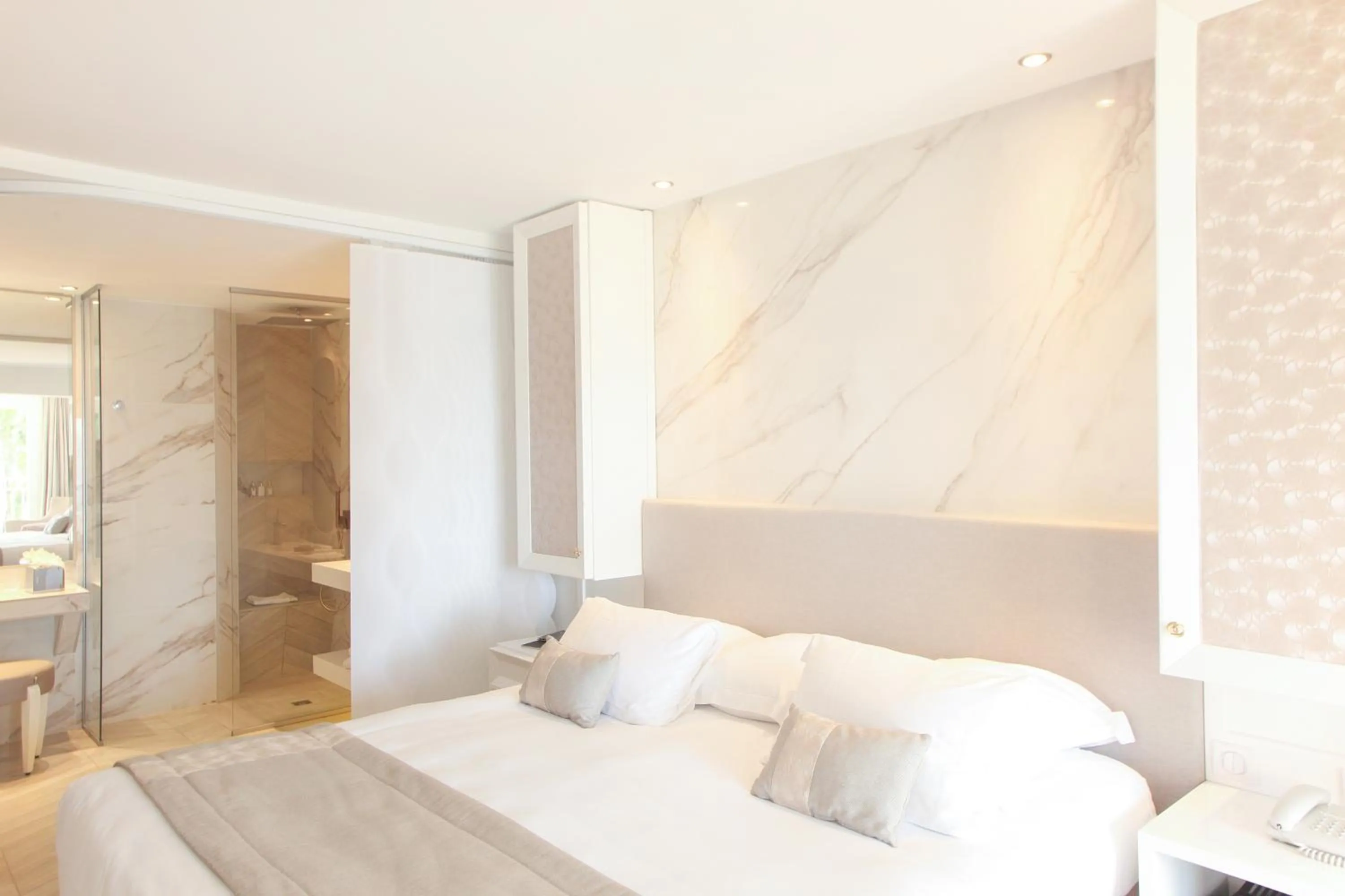 Bed in Hôtel Marinca & Spa