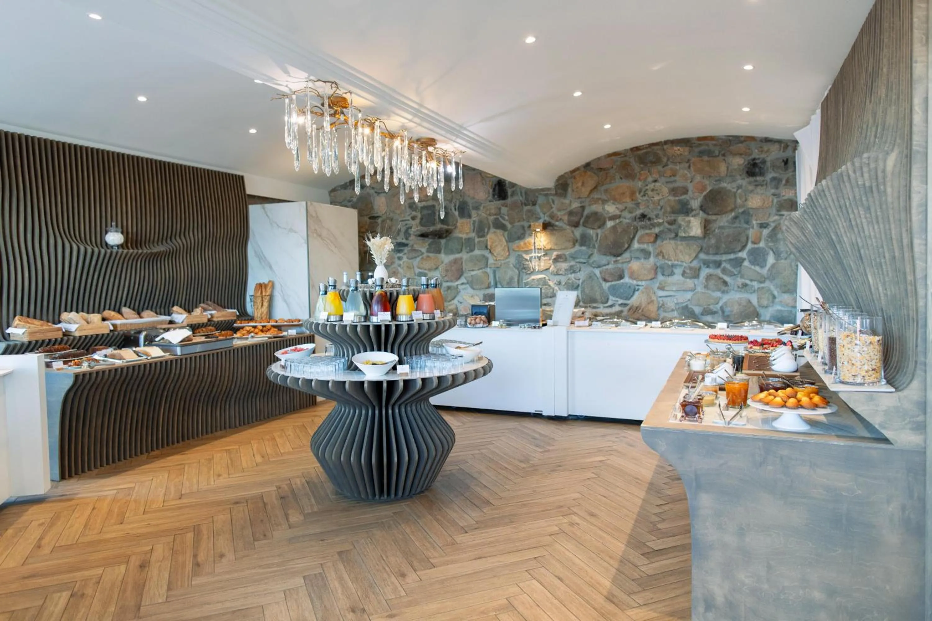 Food and drinks in Hôtel Marinca & Spa