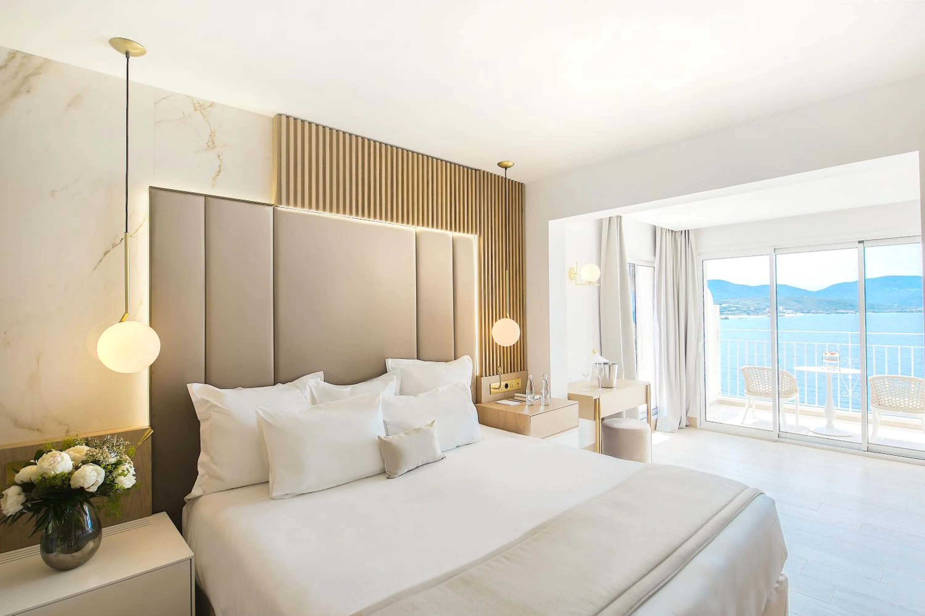 Bed in Hôtel Marinca & Spa