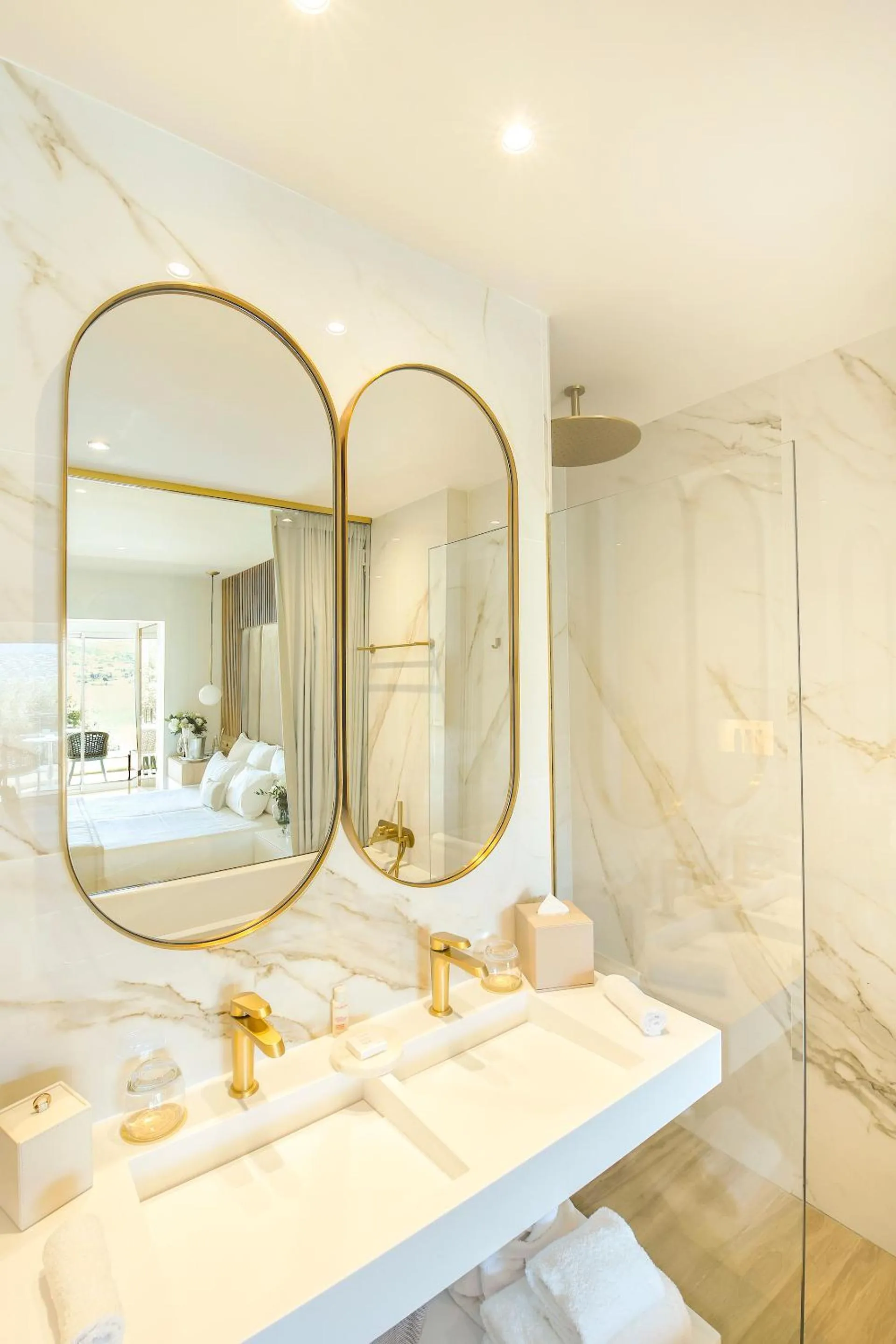 Bathroom, Bed in Hôtel Marinca & Spa