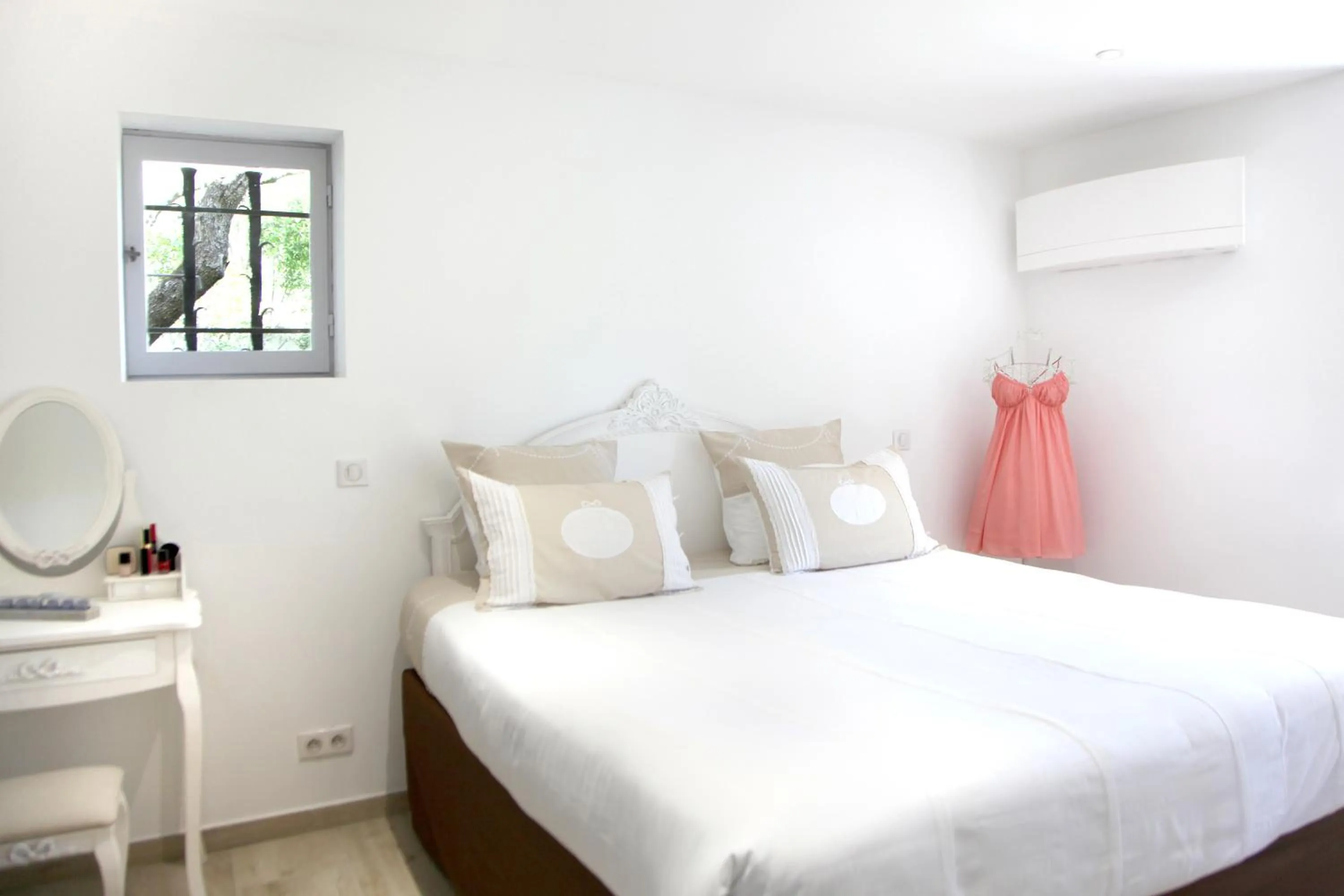 Bed in Hôtel Marinca & Spa