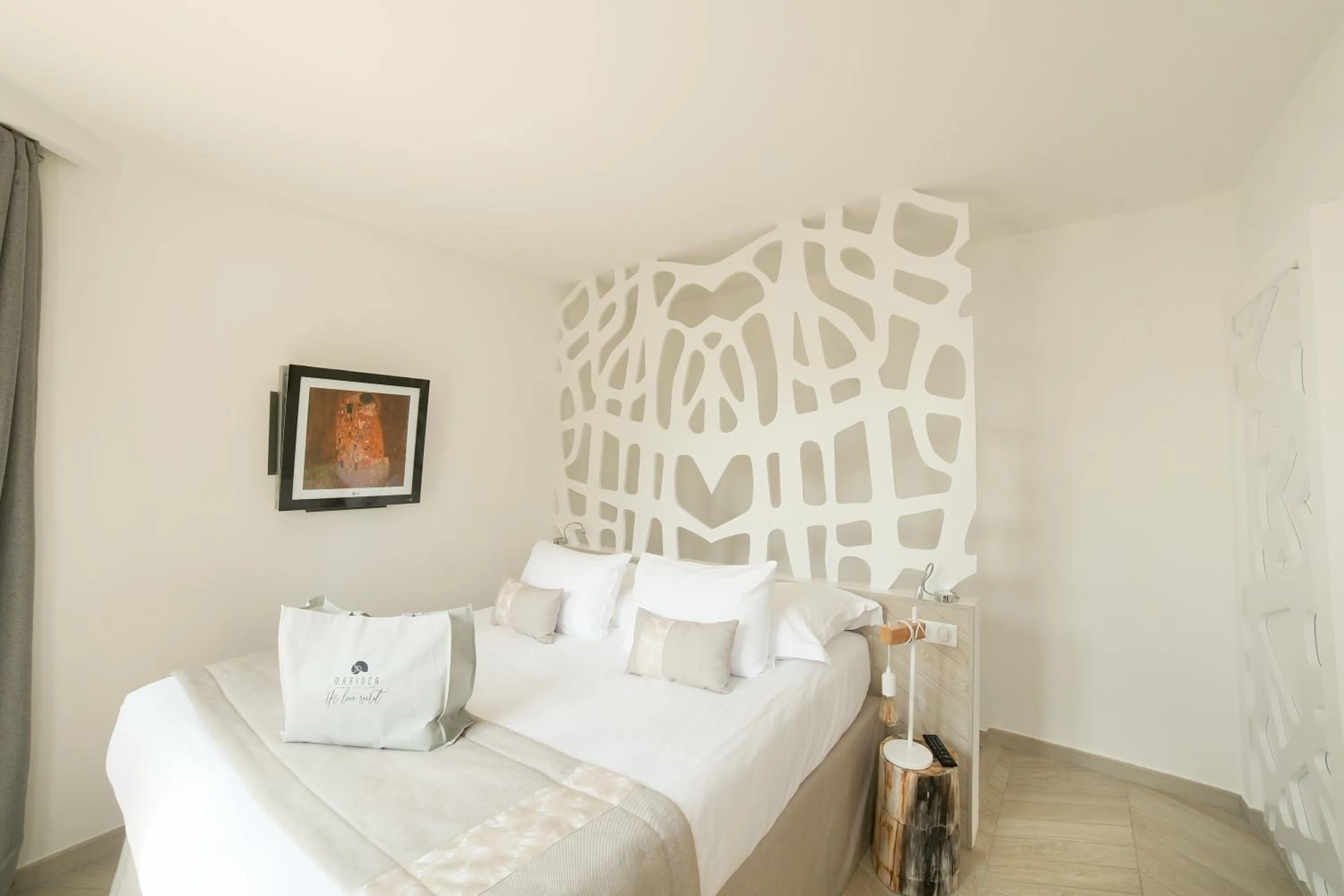 Bed in Hôtel Marinca & Spa