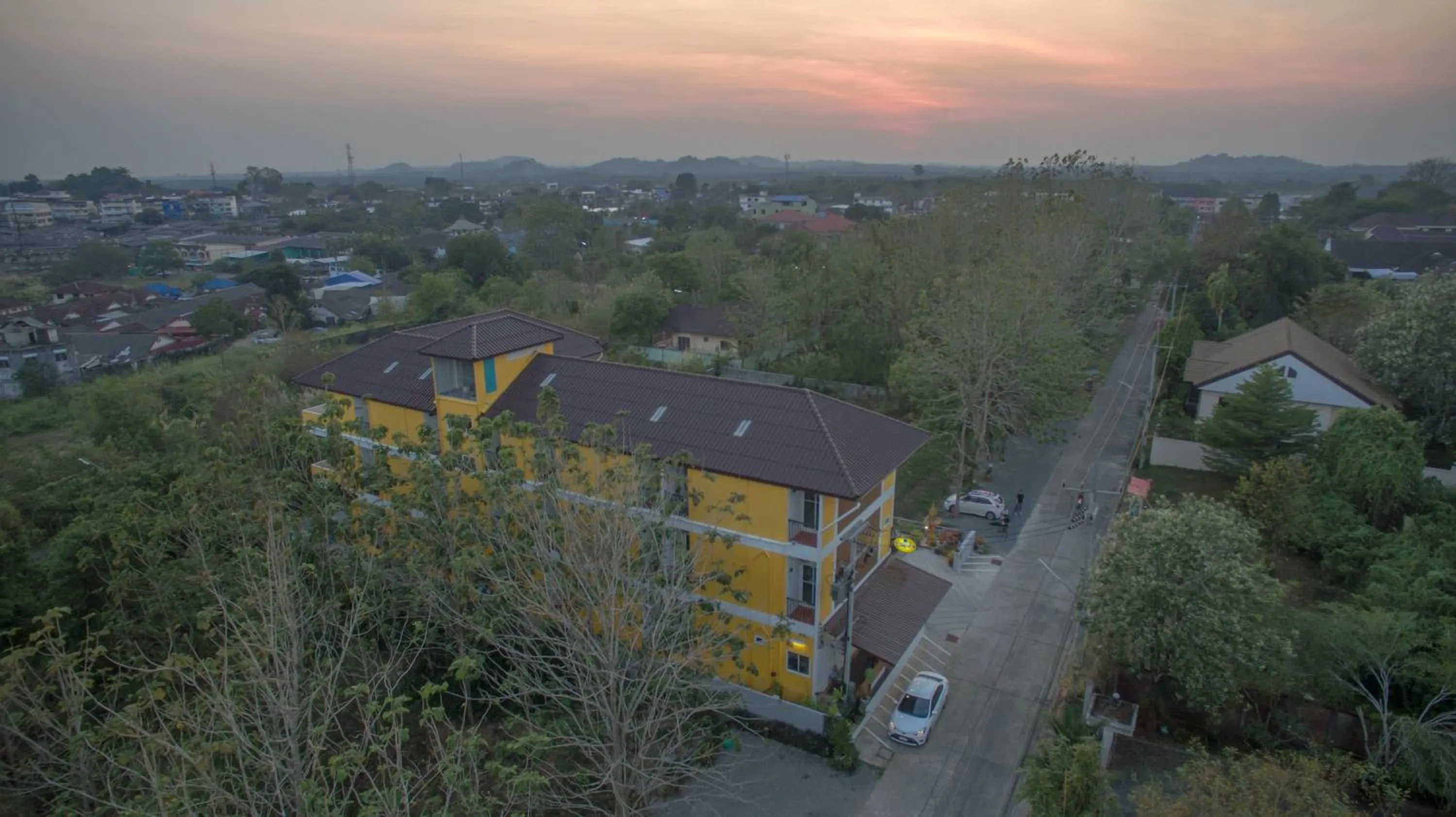 Property building in Baanlugchange Hotel โรงแรมบ้านลูกช้าง