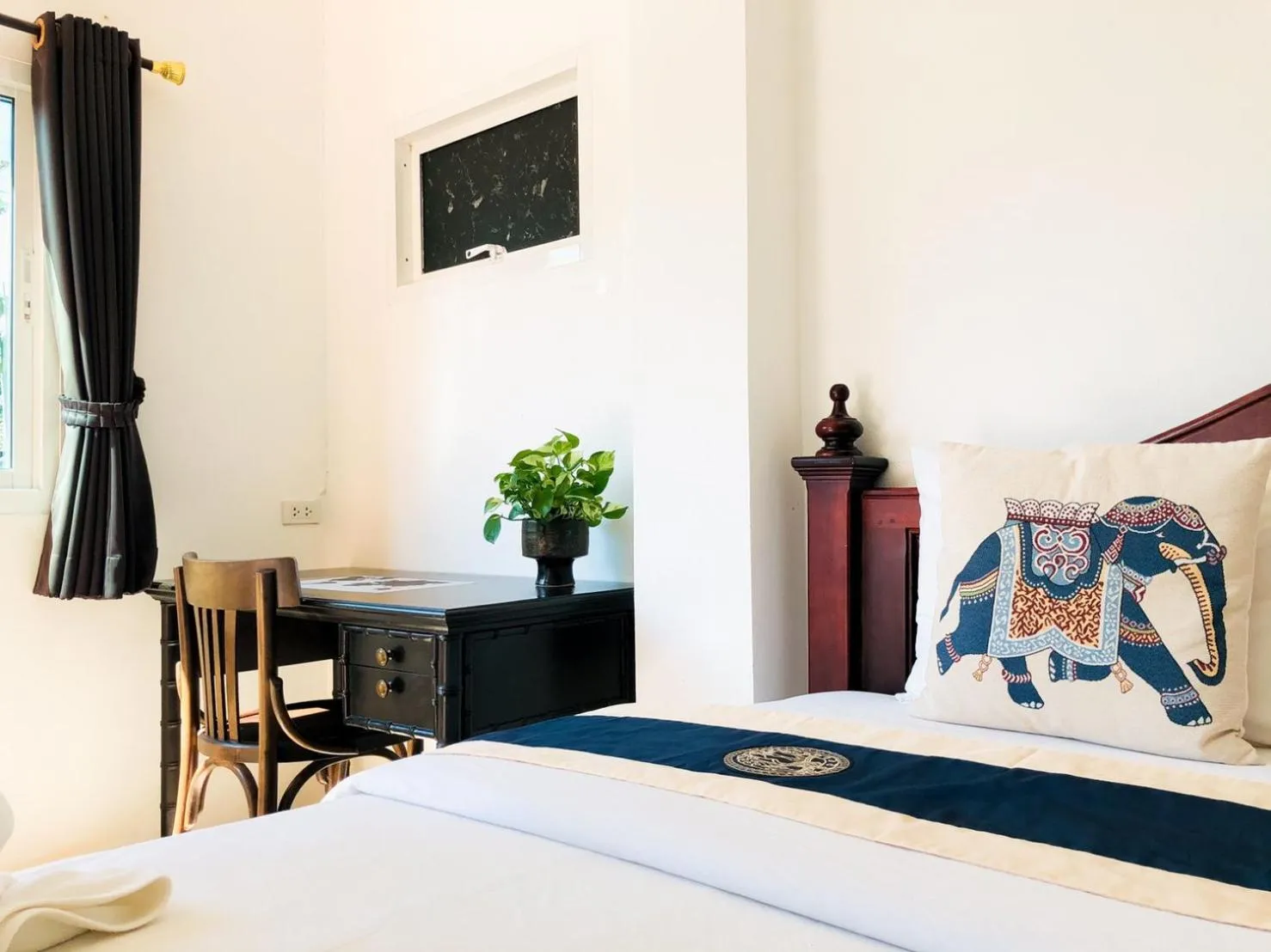 Seating area, Bed in Baanlugchange Hotel โรงแรมบ้านลูกช้าง