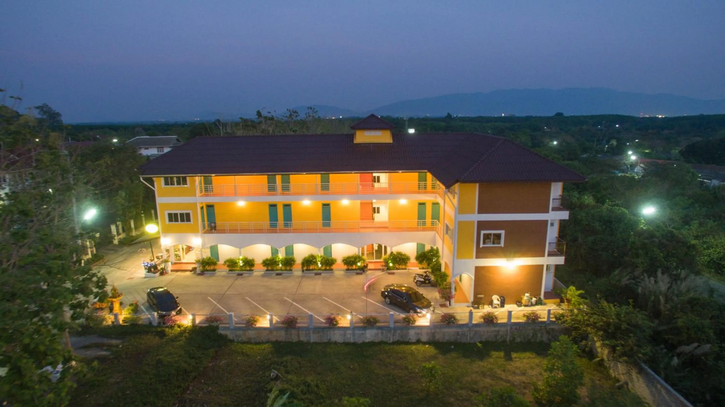 Property building in Baanlugchange Hotel โรงแรมบ้านลูกช้าง