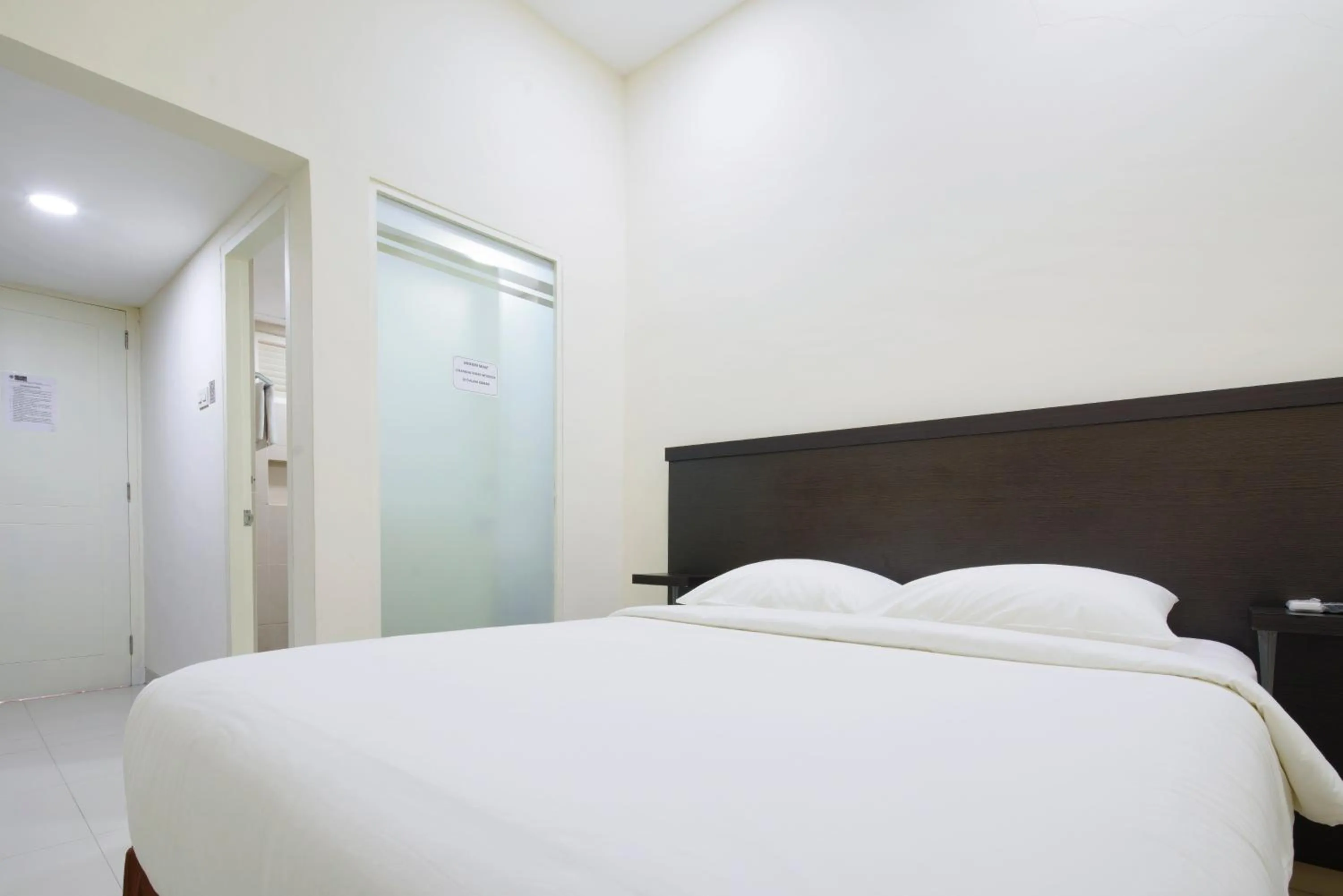 Photo of the whole room, Bed in Grand Kebonsari Guesthouse