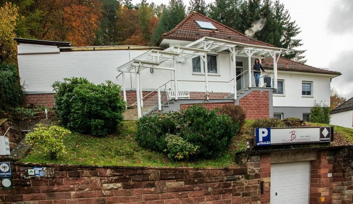 Property building in Villa Bruderfels, Garni