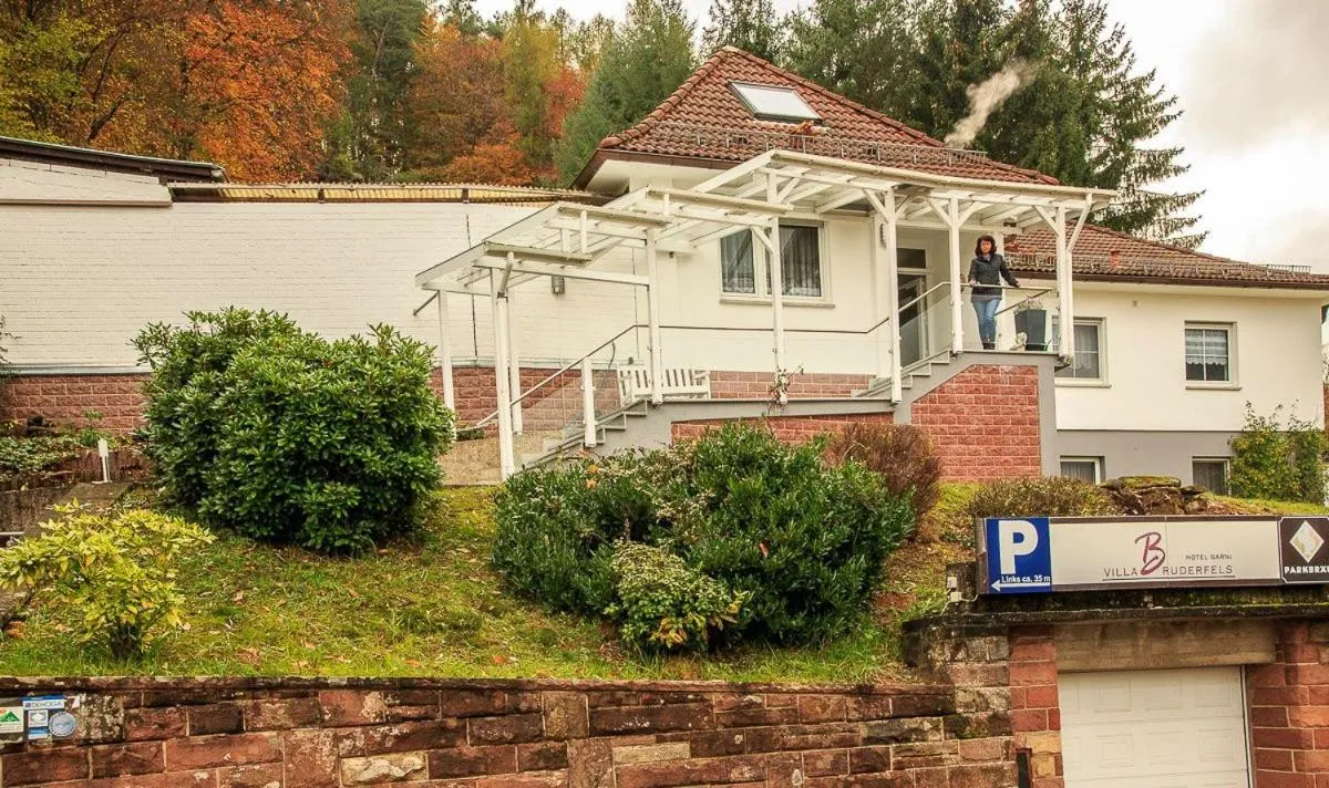 Property building in Villa Bruderfels, Garni