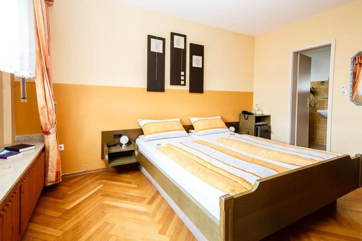 Bed in Villa Bruderfels, Garni