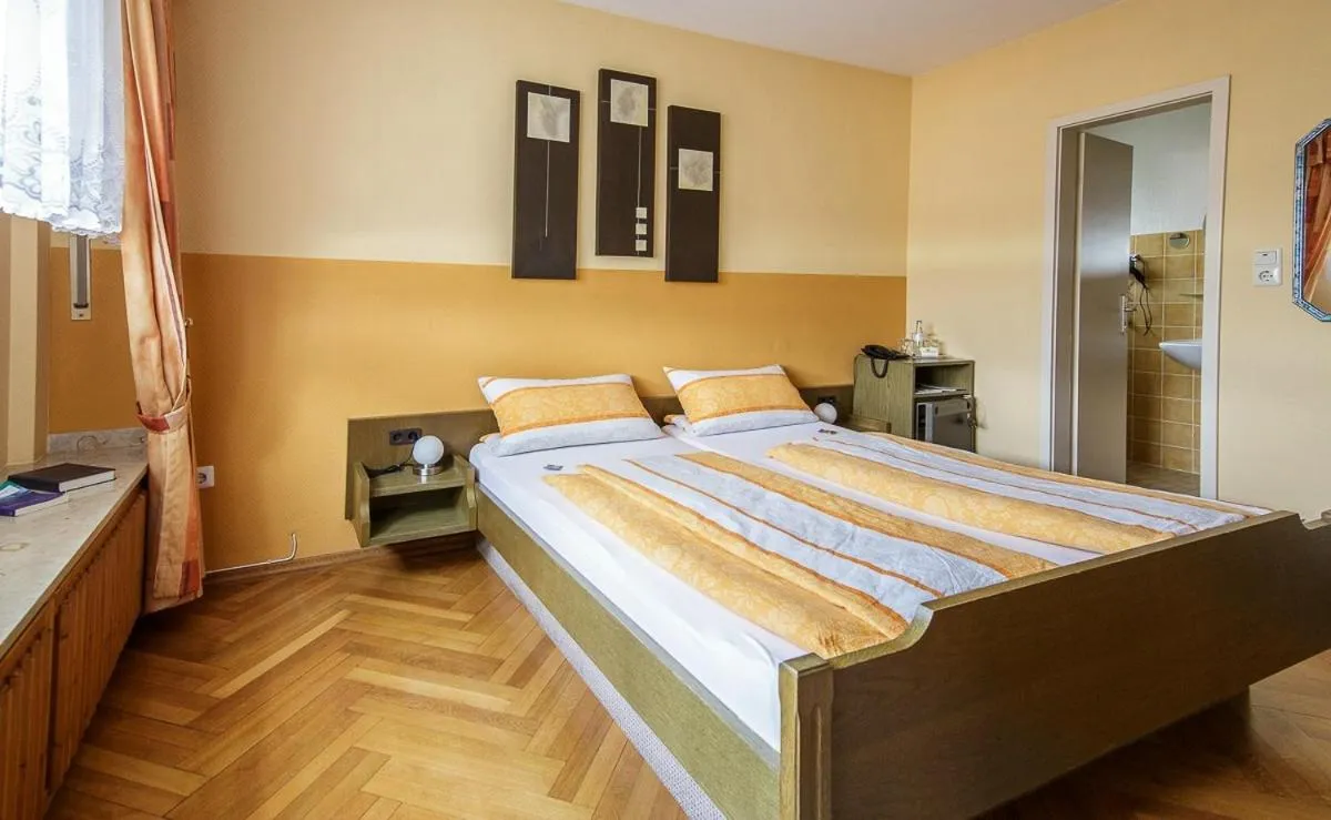 Bed in Villa Bruderfels, Garni
