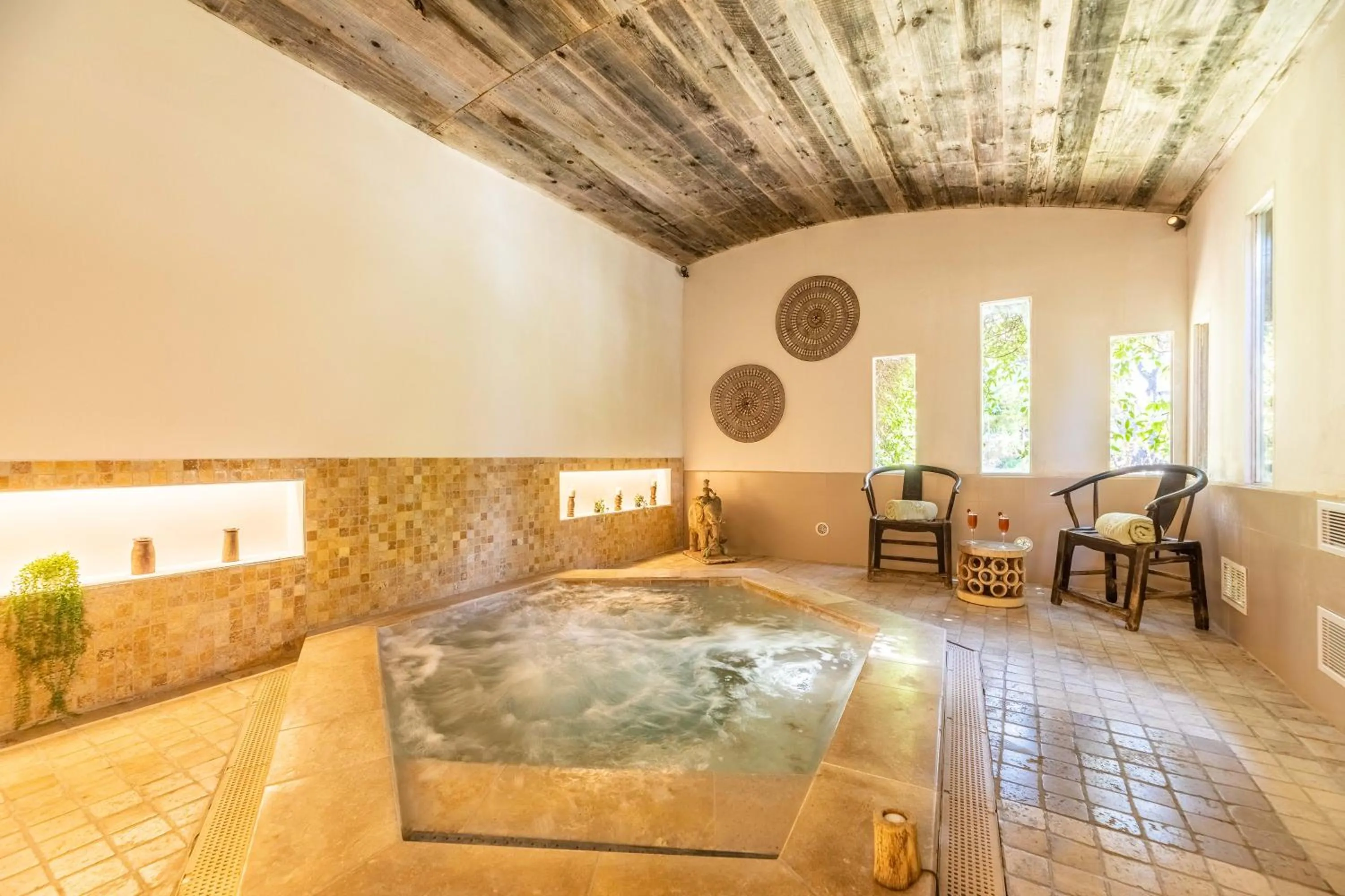 Hot Tub in Hôtel Le Roi Théodore & Spa