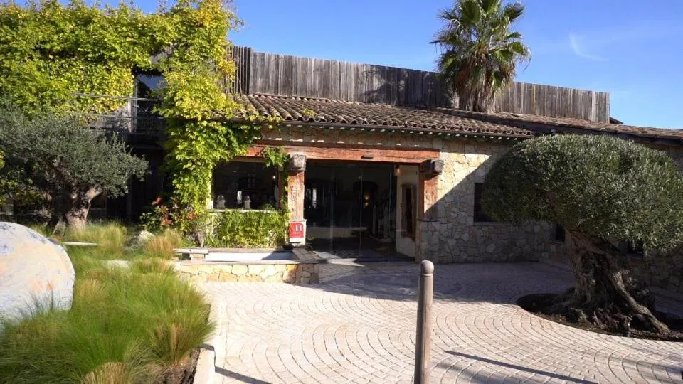Facade/entrance in Hôtel Le Roi Théodore & Spa