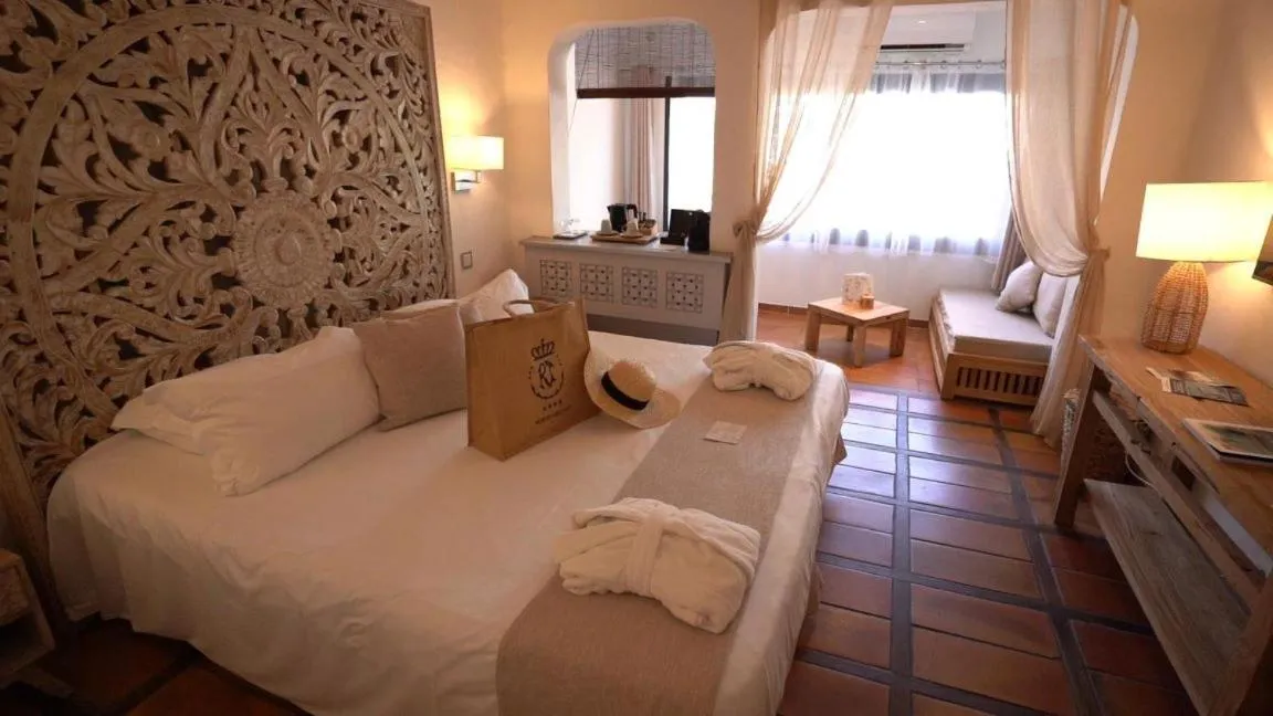 Photo of the whole room, Bed in Hôtel Le Roi Théodore & Spa