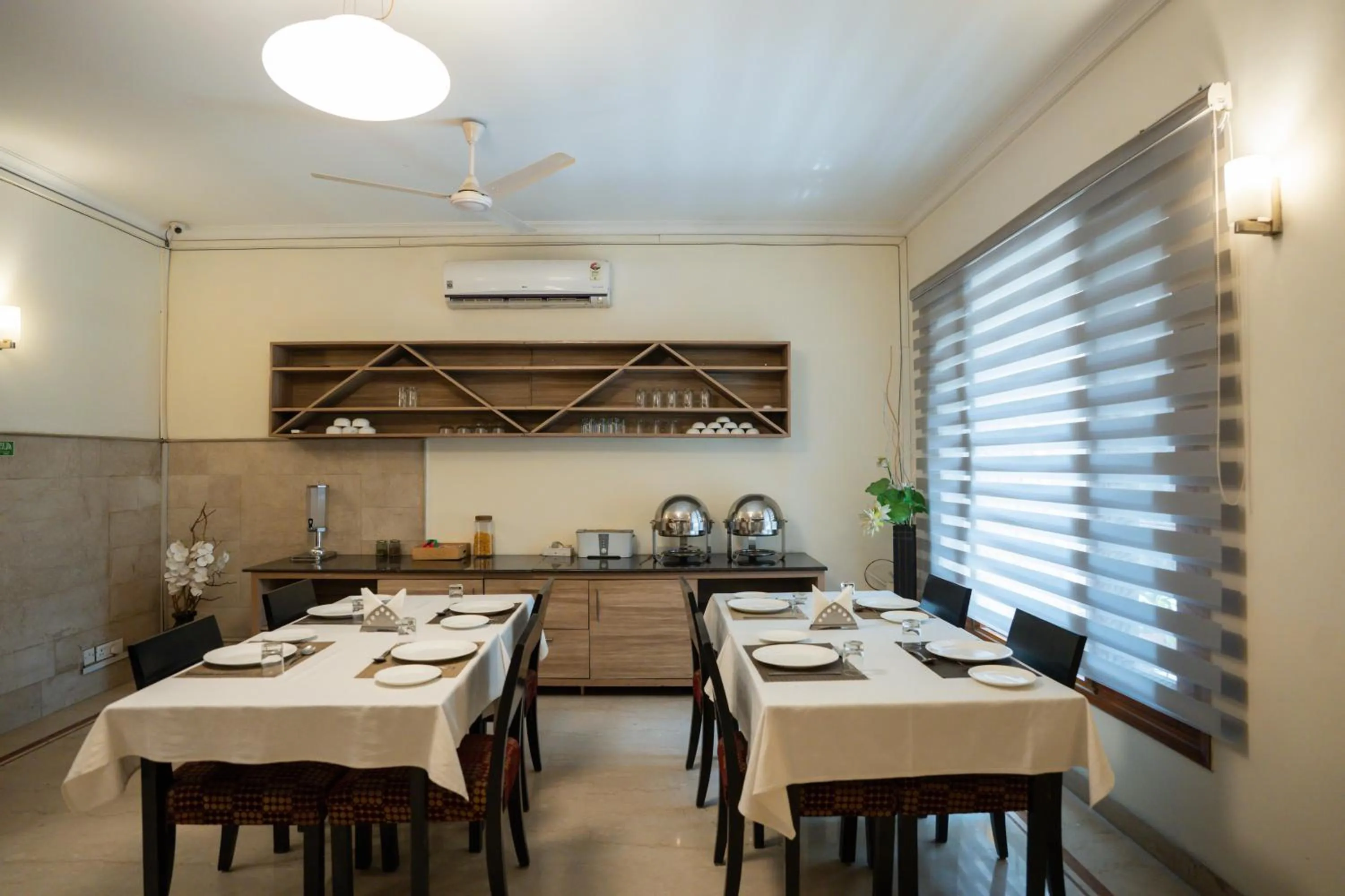 Restaurant/places to eat in Ahuja Residency Cyber City I