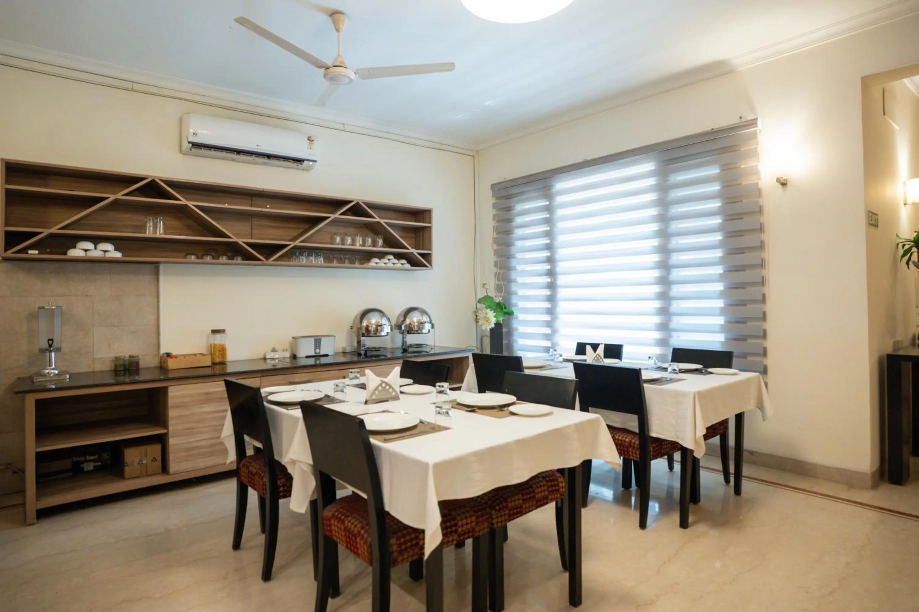 Restaurant/places to eat in Ahuja Residency Cyber City I