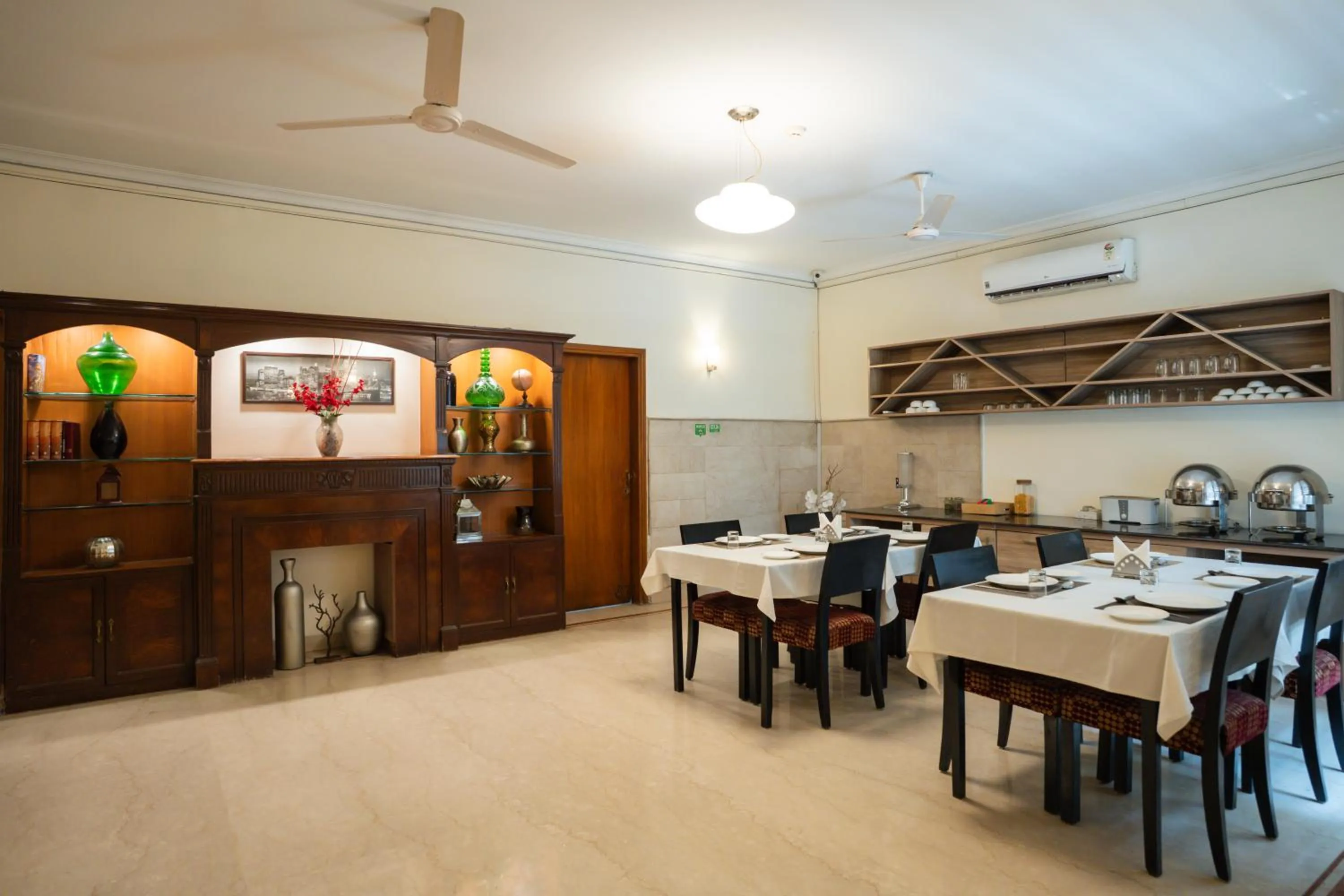 Restaurant/places to eat in Ahuja Residency Cyber City I