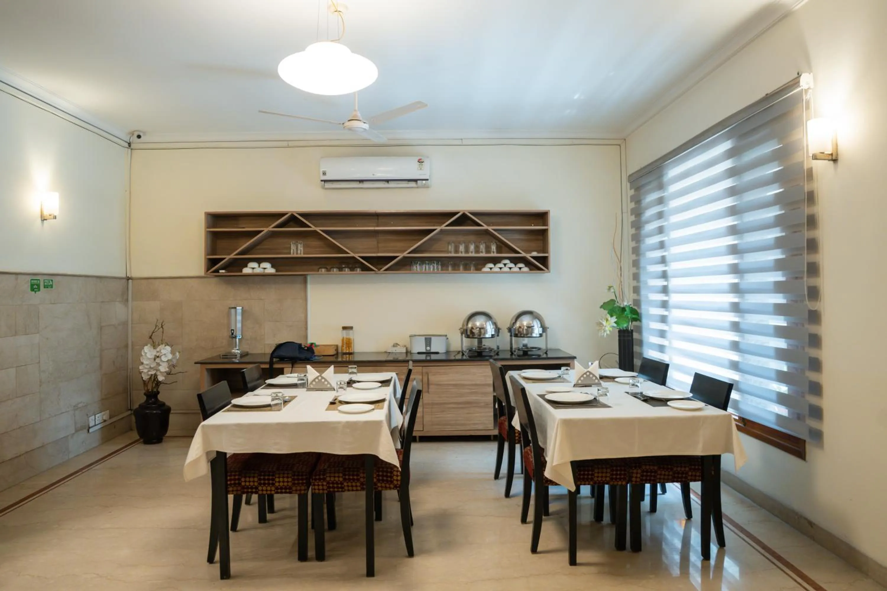 Restaurant/places to eat in Ahuja Residency Cyber City I