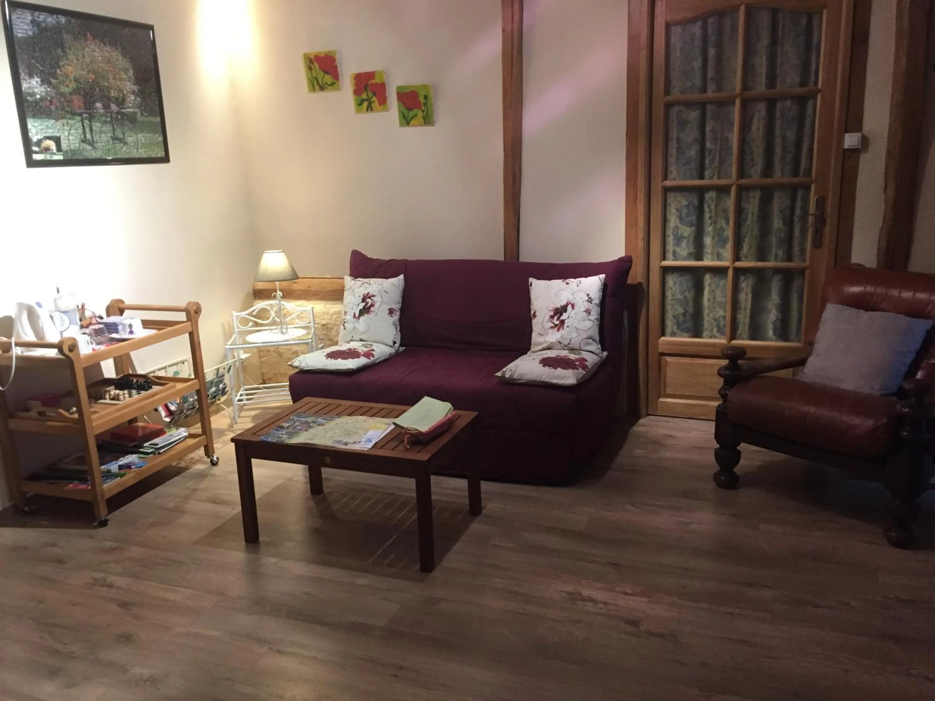 Communal lounge/ TV room in Le Chanois