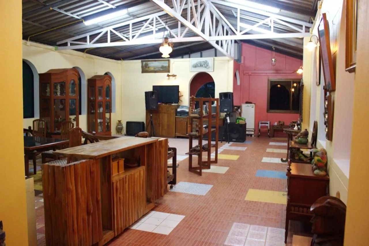 Communal lounge/ TV room in Yen at phayayen