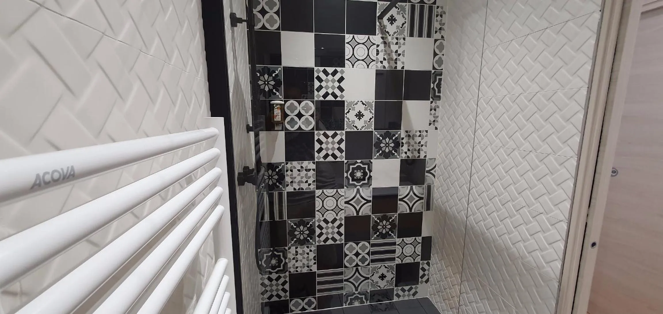 Shower in Hôtel Bella Vista