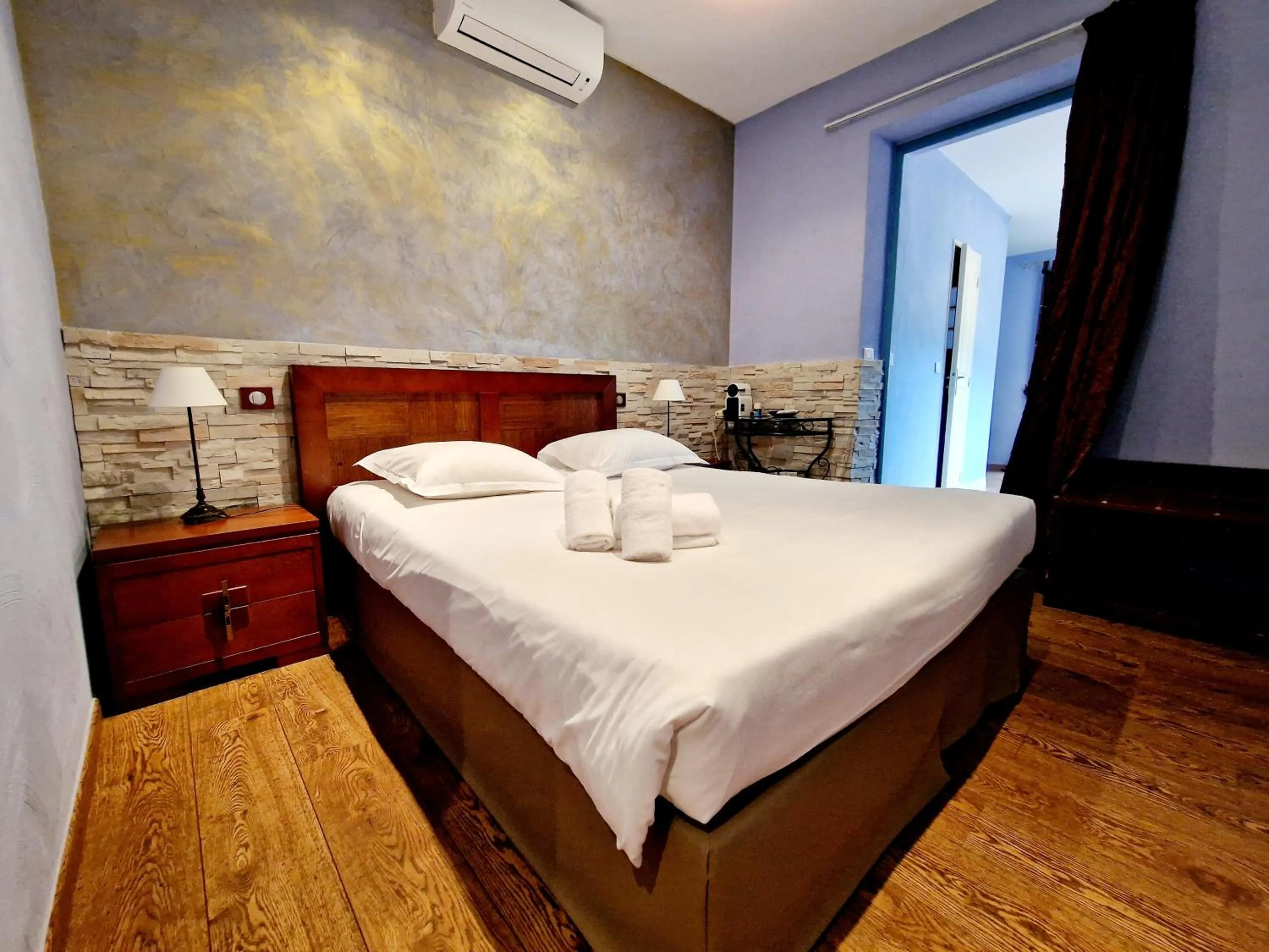 Bed in Hôtel Bella Vista